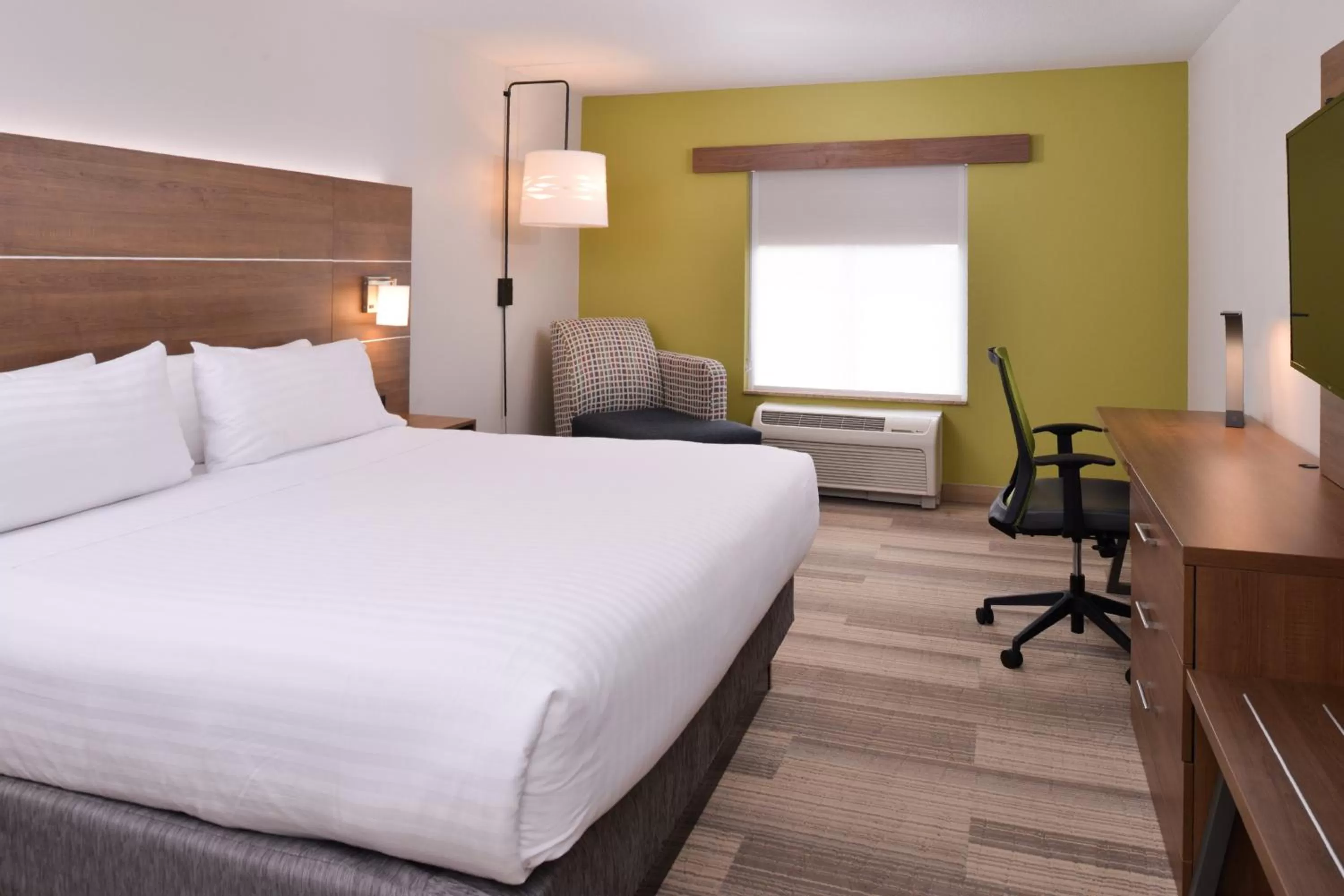 Photo of the whole room, Bed in Holiday Inn Express Mineral Wells by IHG