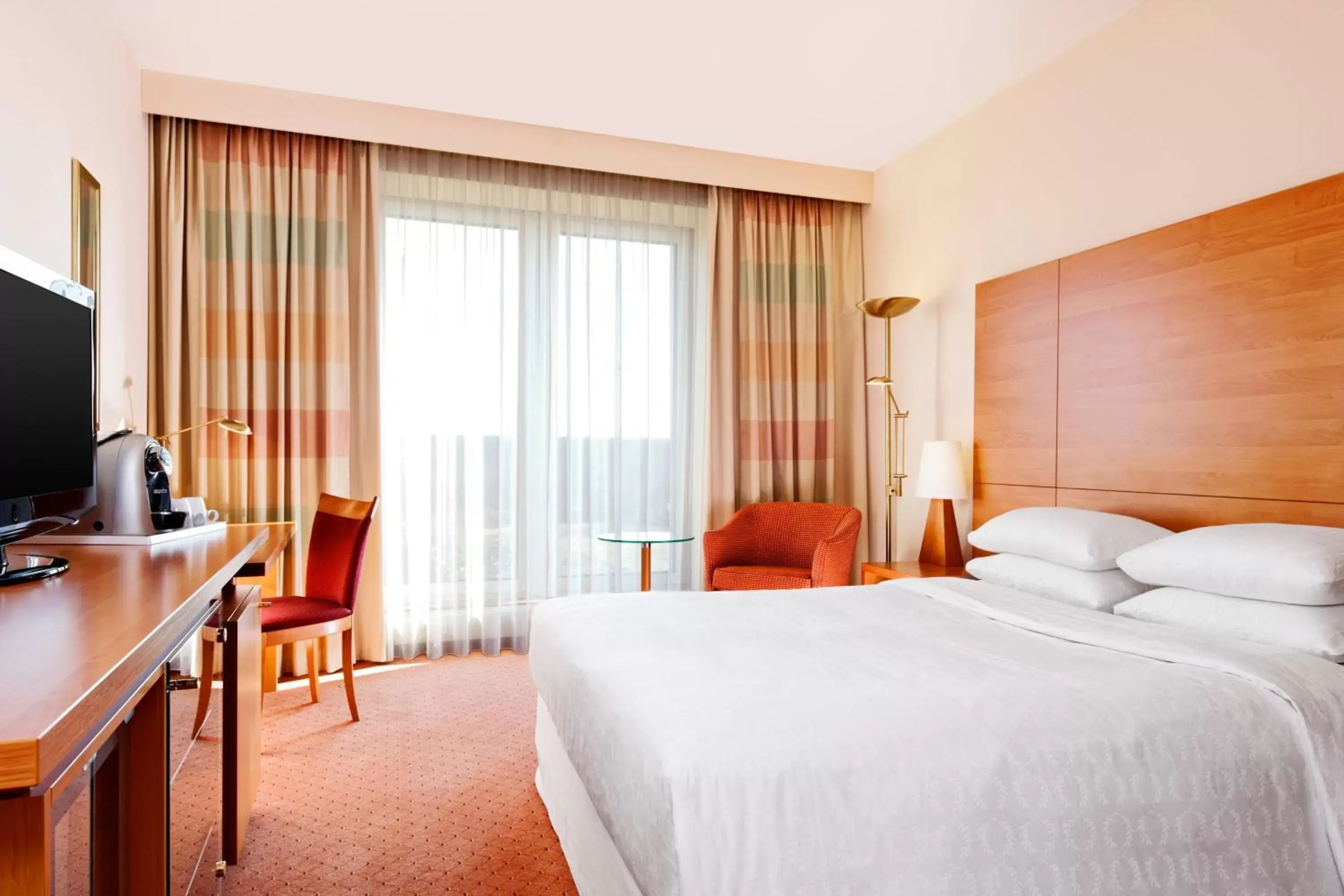 Photo of the whole room, Bed in Sheraton Duesseldorf Airport Hotel
