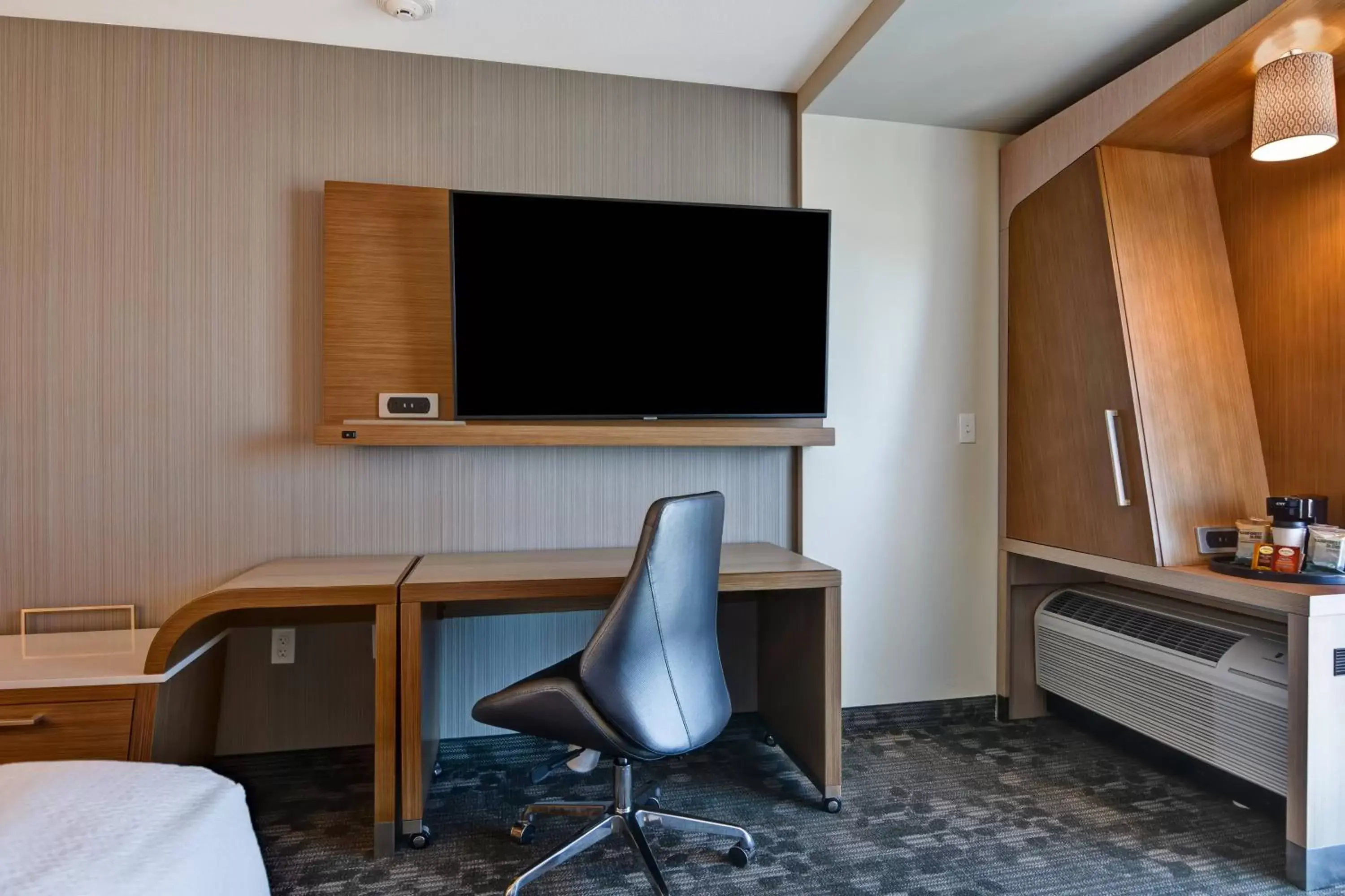 Photo of the whole room, TV/Entertainment Center in Courtyard by Marriott Bentonville Rogers Promenade