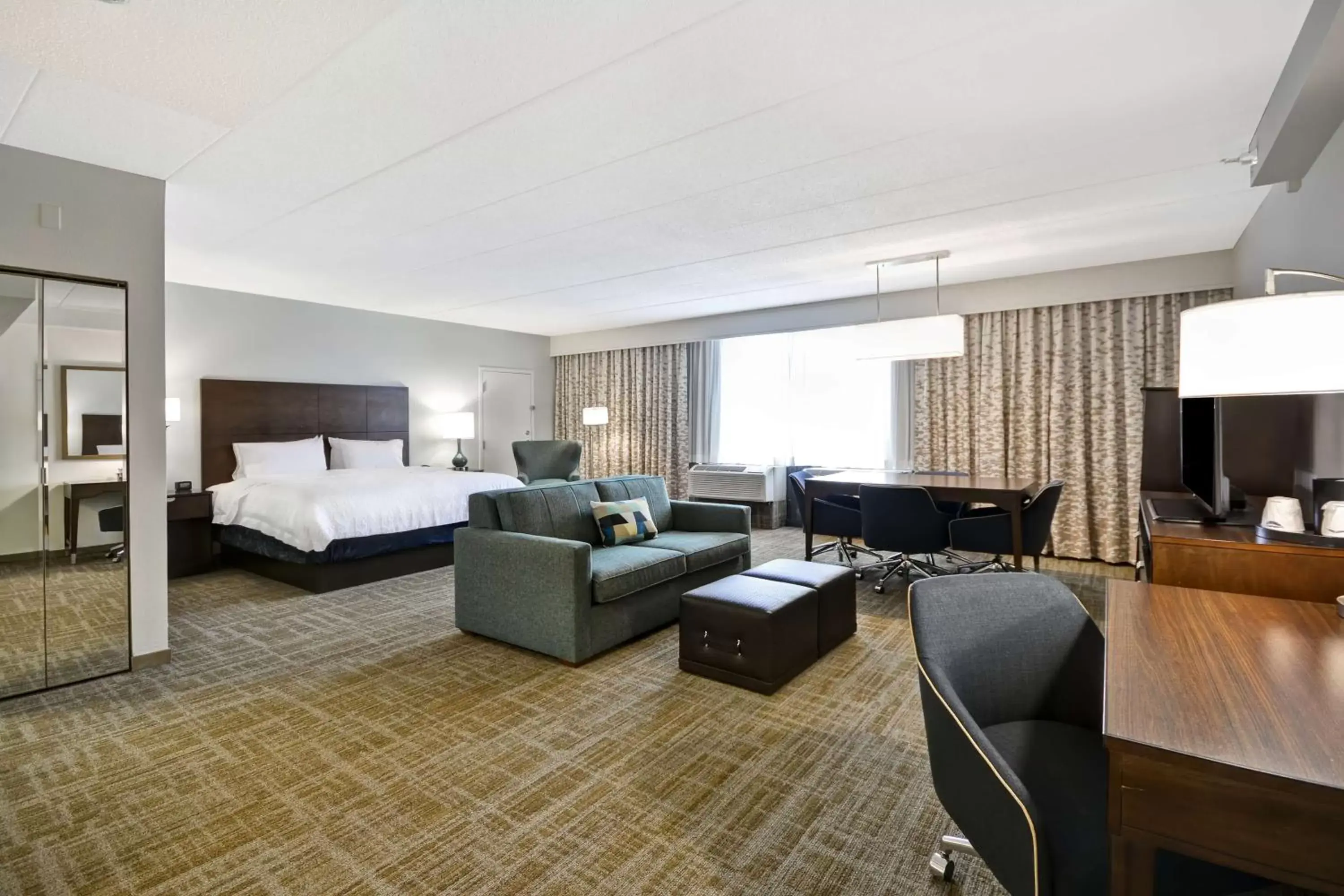 Bedroom, Seating Area in Hampton Inn Chicago-Naperville