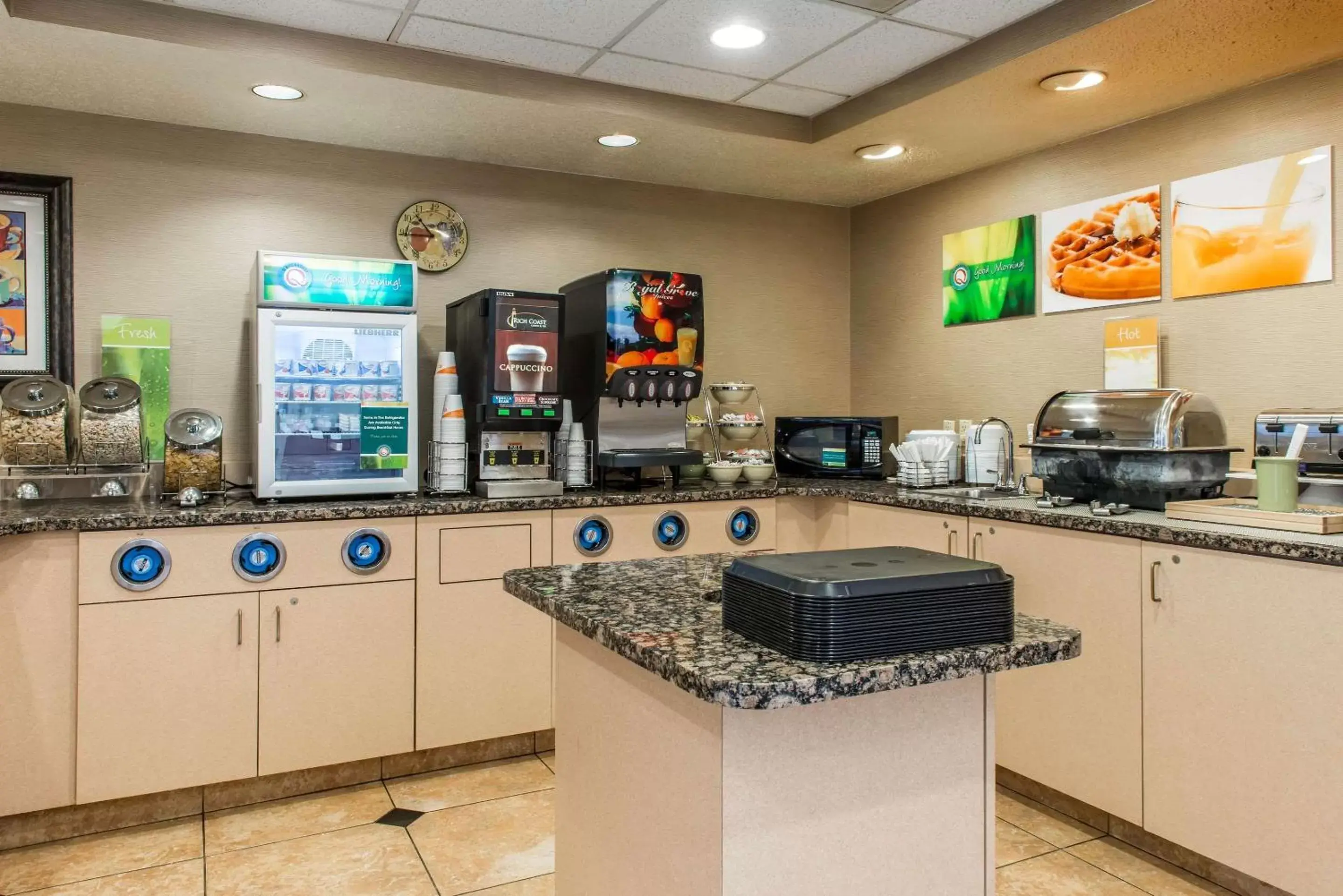 Restaurant/places to eat, Kitchen/Kitchenette in Comfort Inn & Suites