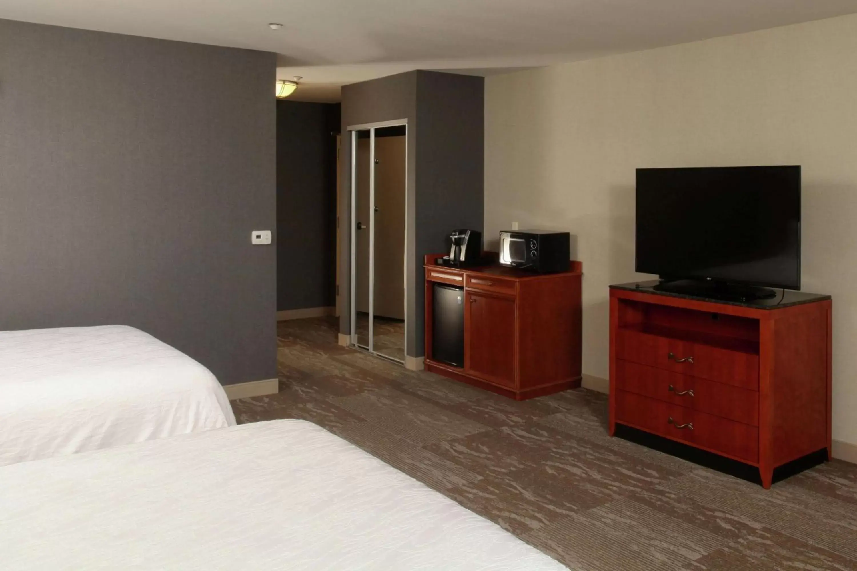 Bedroom, TV/Entertainment Center in Hilton Garden Inn Spokane Airport