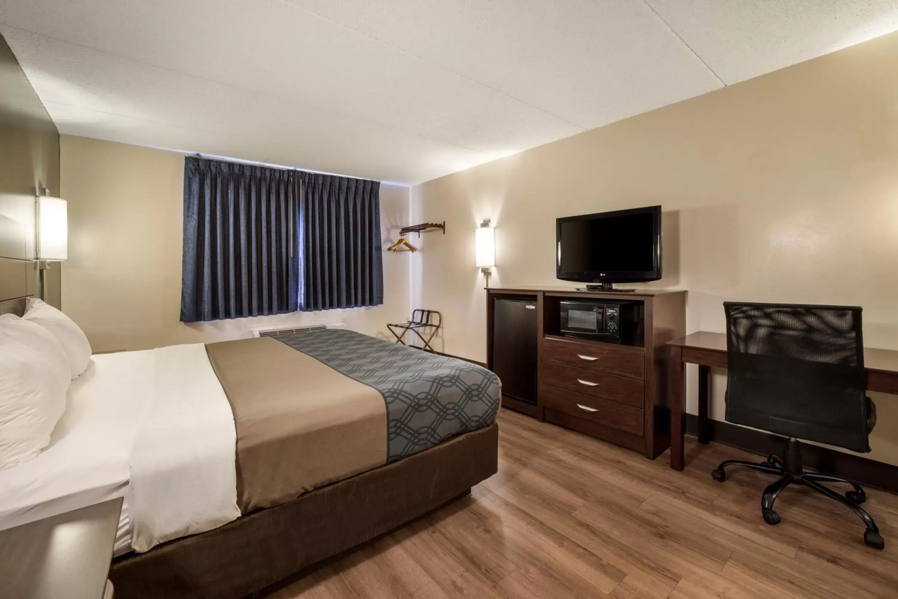 Bed, TV/Entertainment Center in Econo Lodge Darien Lakes