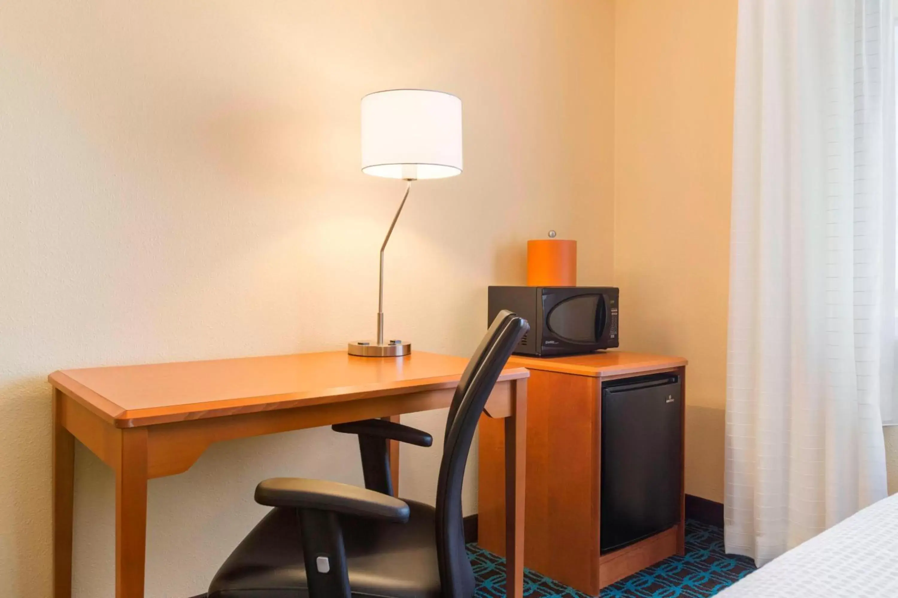 Photo of the whole room, TV/Entertainment Center in Fairfield Inn & Suites Mankato