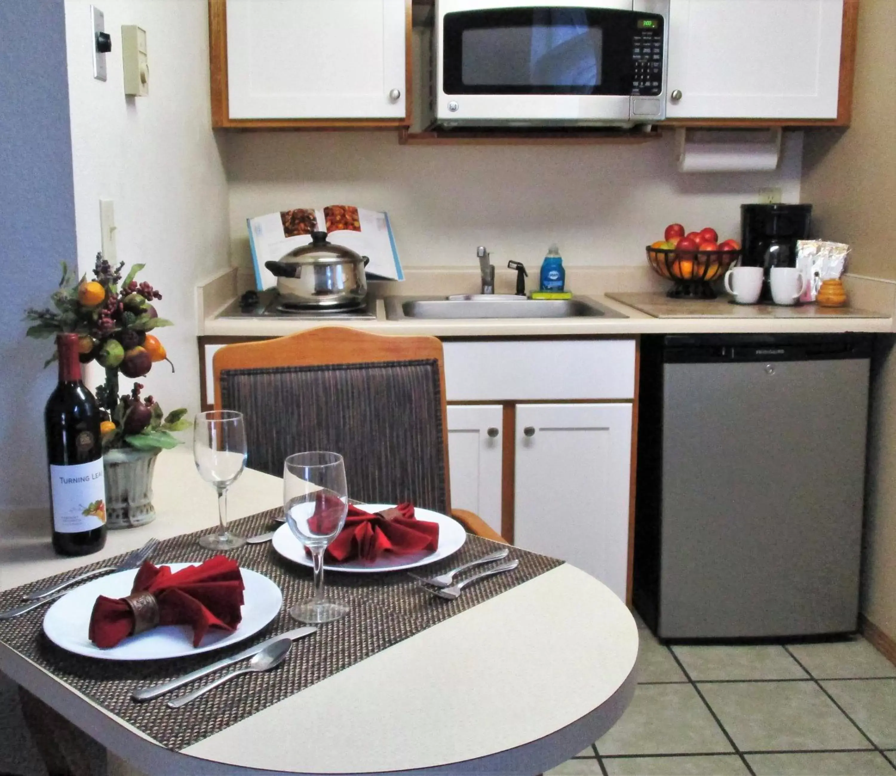 Kitchen or kitchenette, Kitchen/Kitchenette in Turning Leaf Townhome Suites