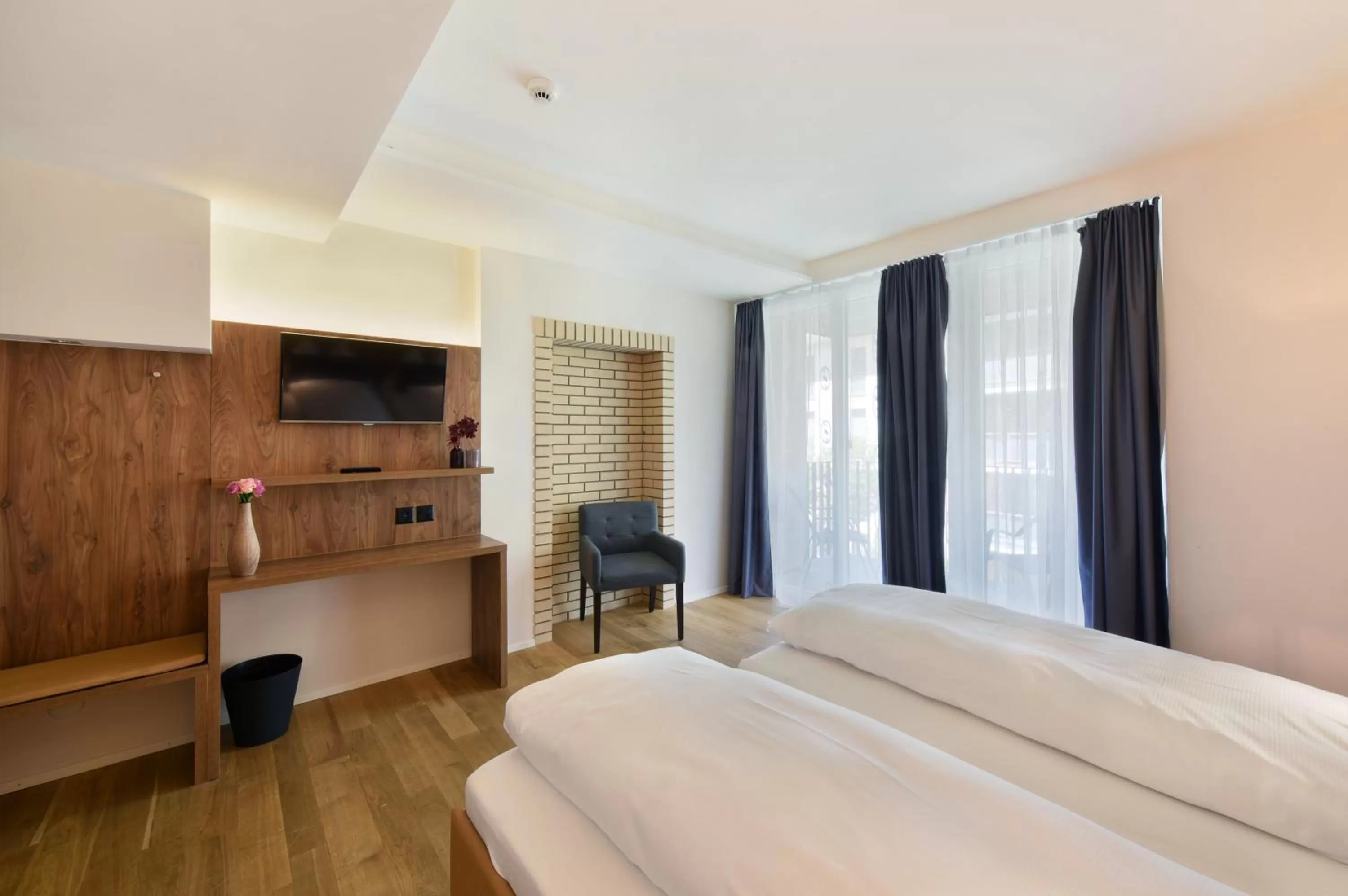 Photo of the whole room, Bed in Hotel Central