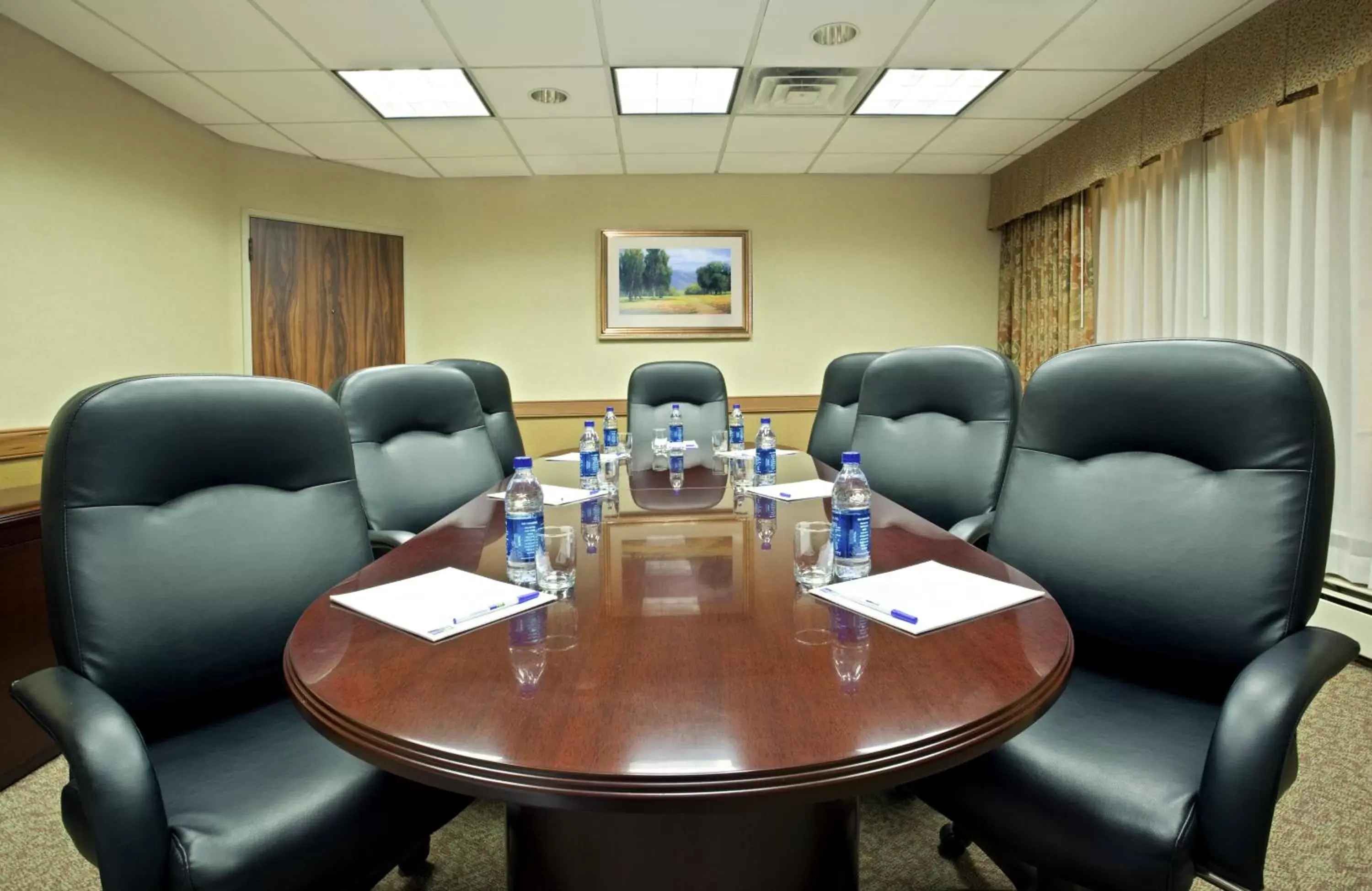 Meeting/conference room in Holiday Inn Express Hotel & Suites Pittsburgh Airport, an IHG Hotel
