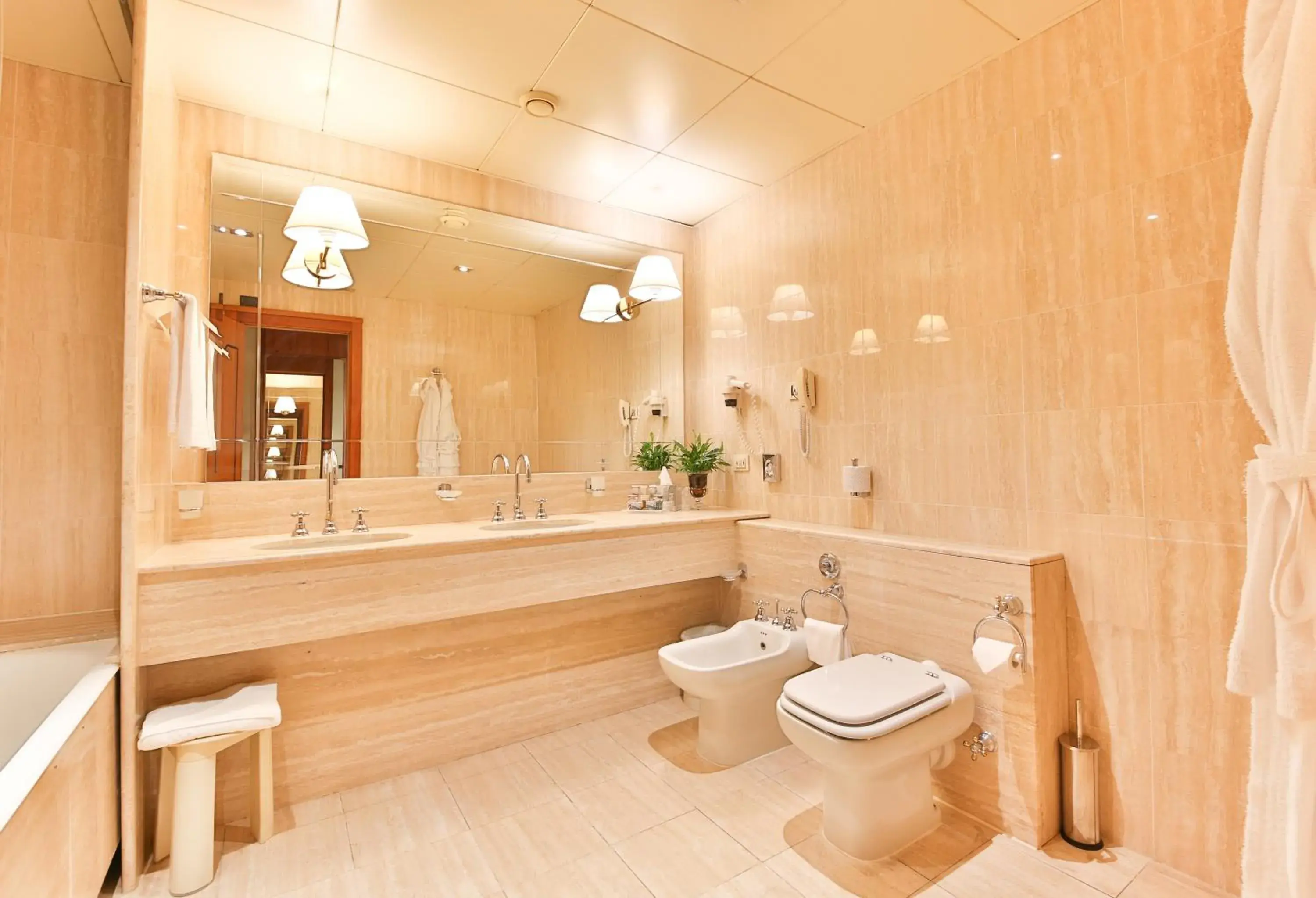 Bathroom in Hotel Leon d'Oro