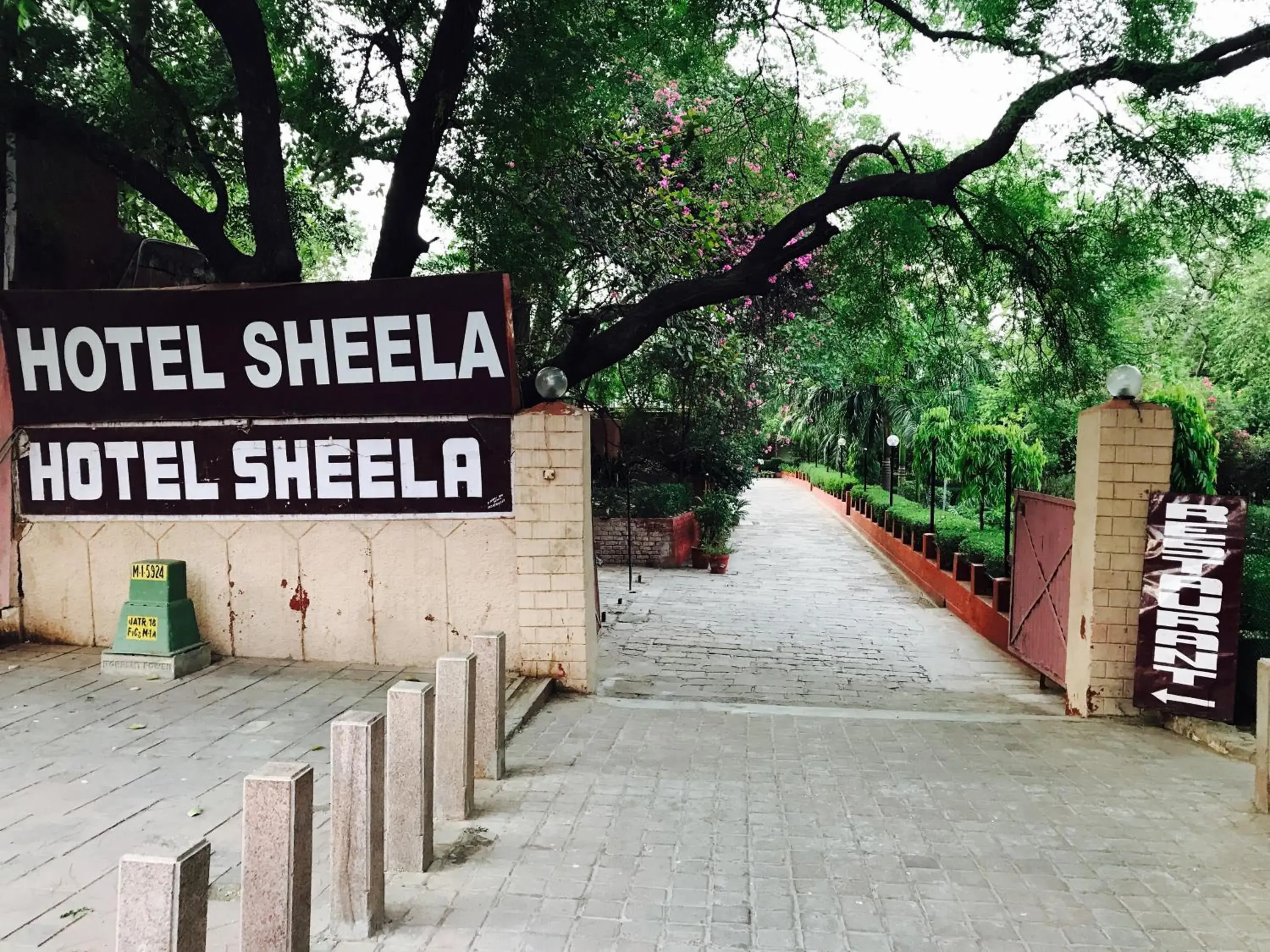 Facade/entrance in Hotel Sheela