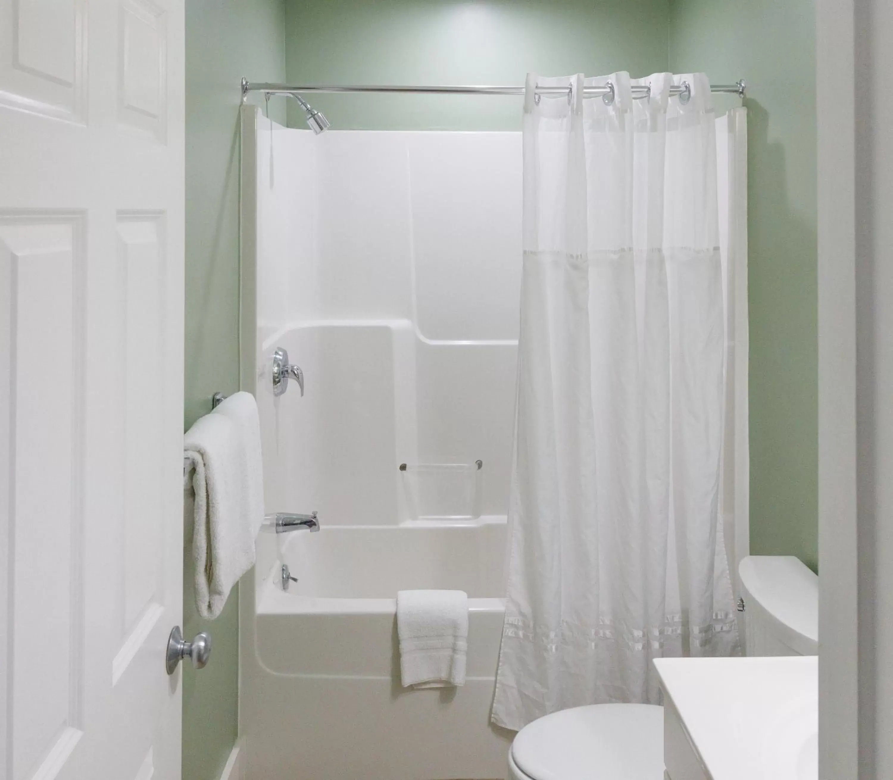 Bathroom in Admiral's Inn Resort