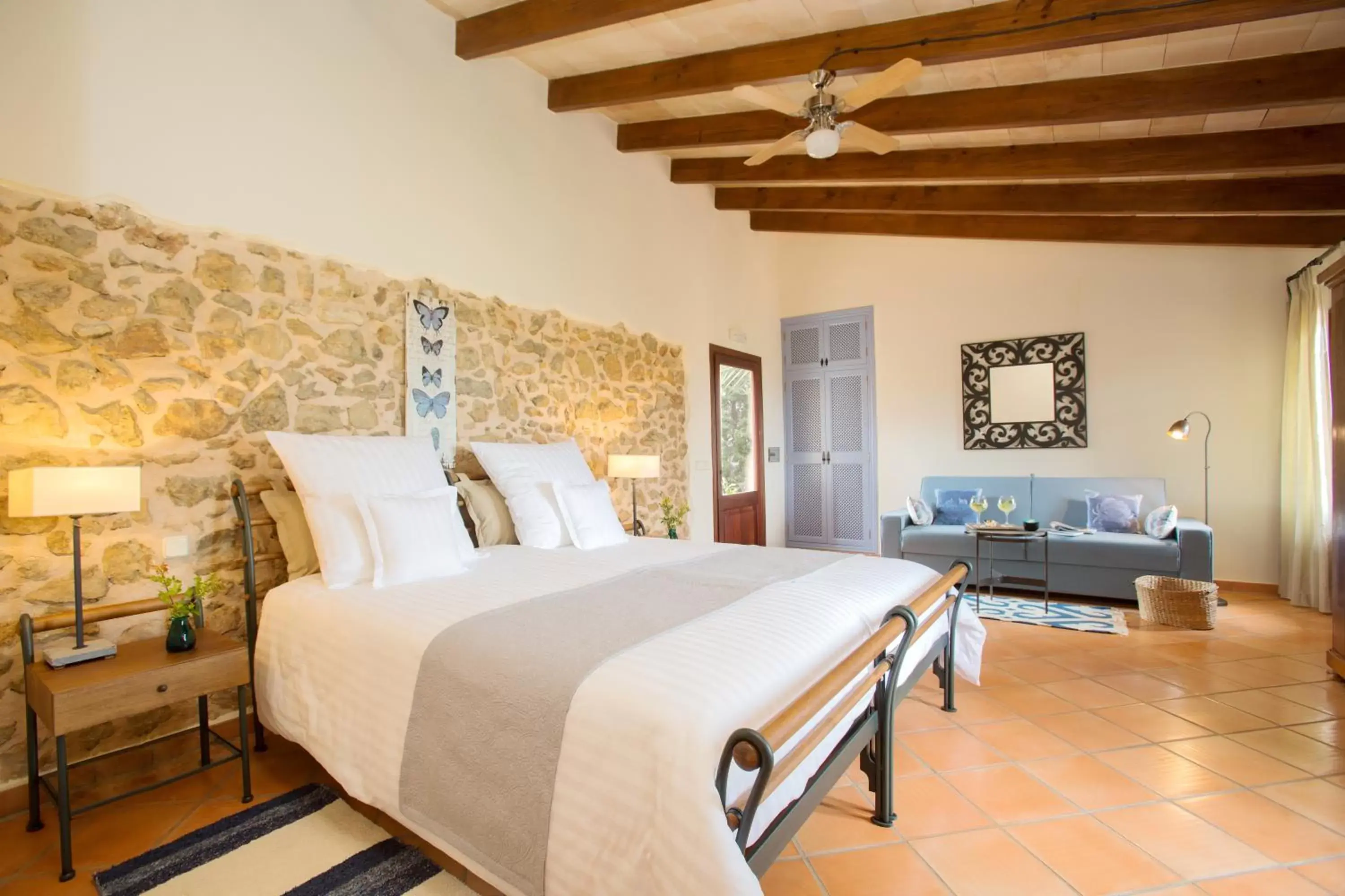 Photo of the whole room, Bed in Casa Font i Roig