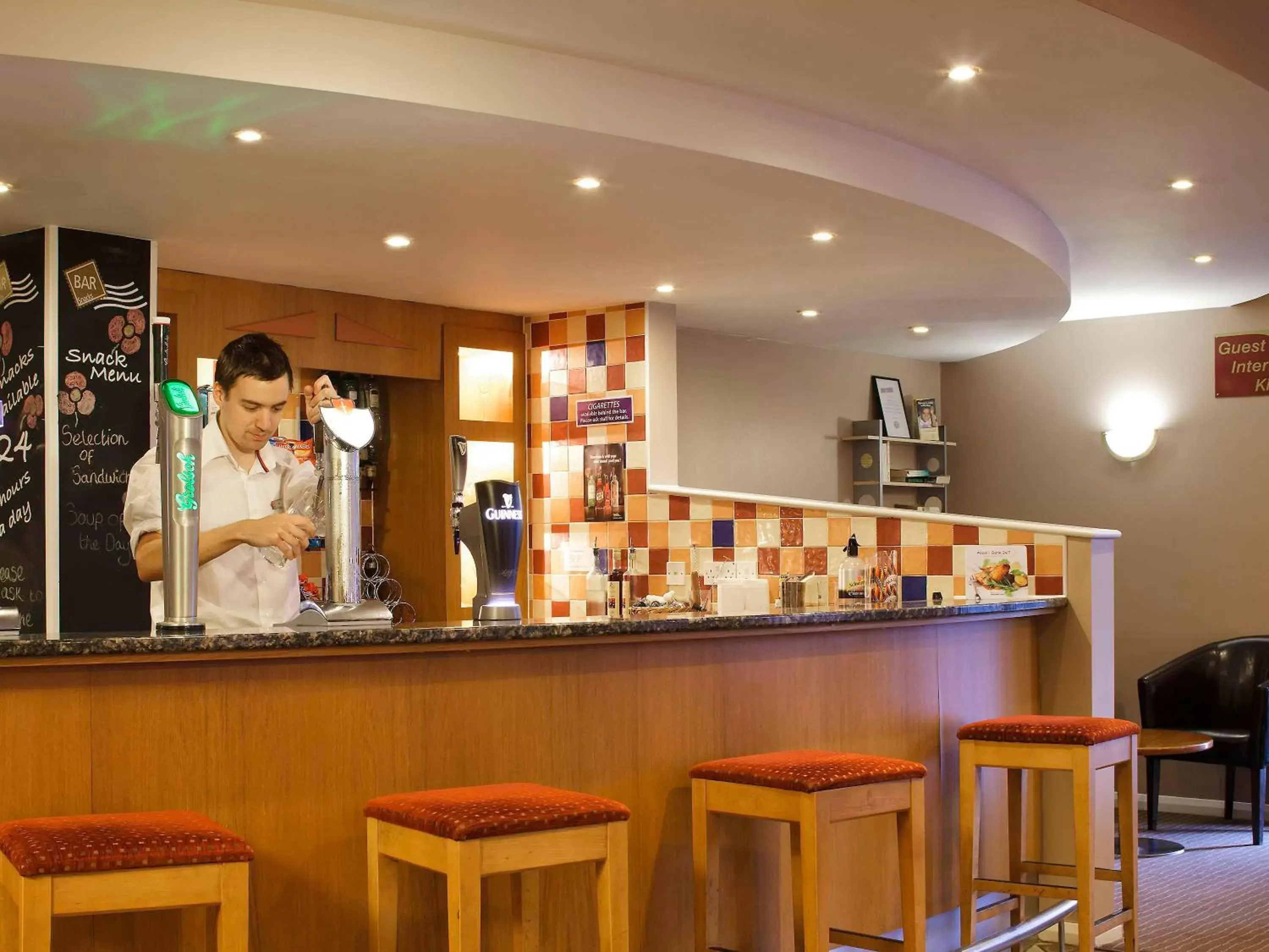 Lounge or bar in ibis Chesterfield Centre – Market Town