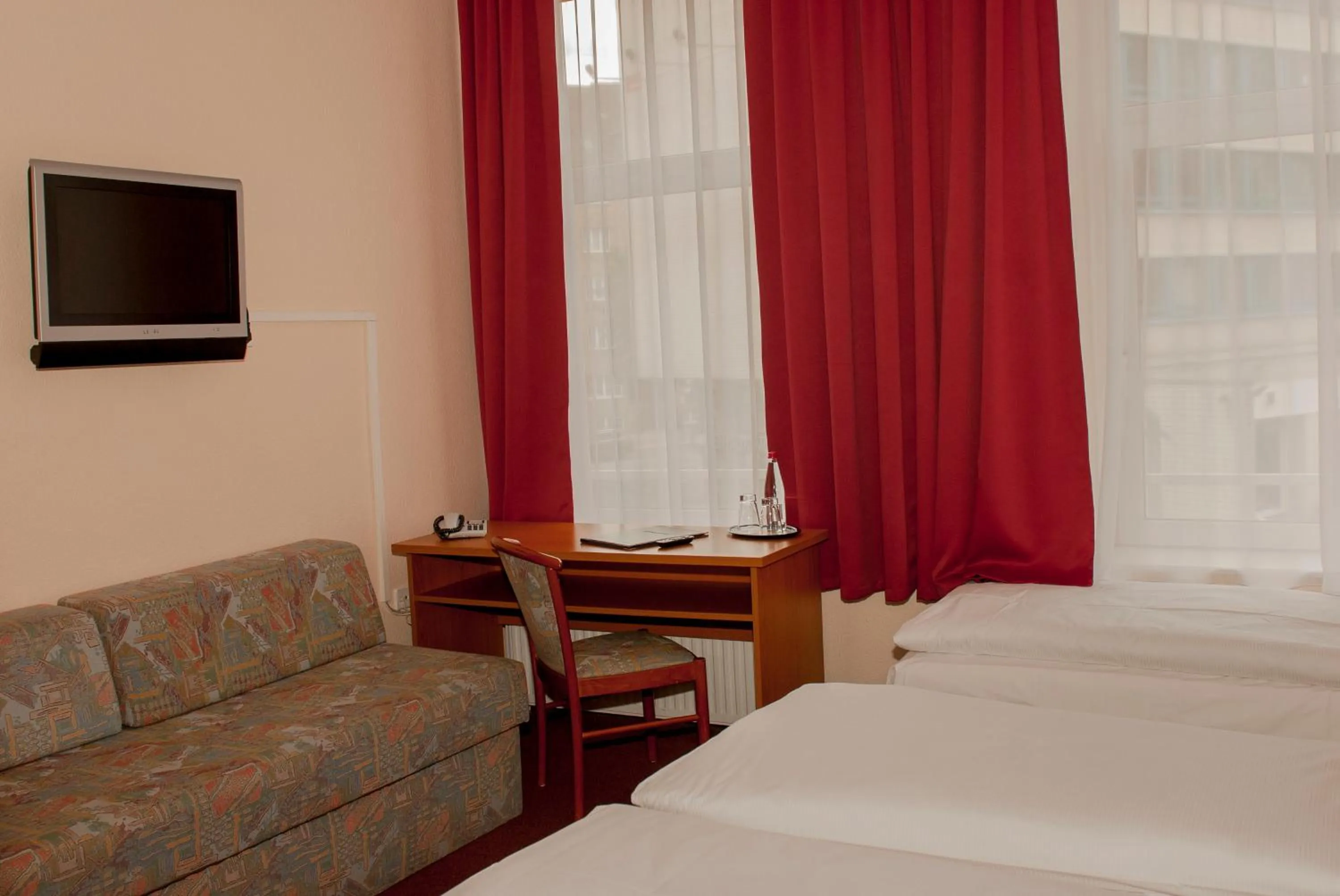 Photo of the whole room, Bed in Hotel Residence am Hauptbahnhof