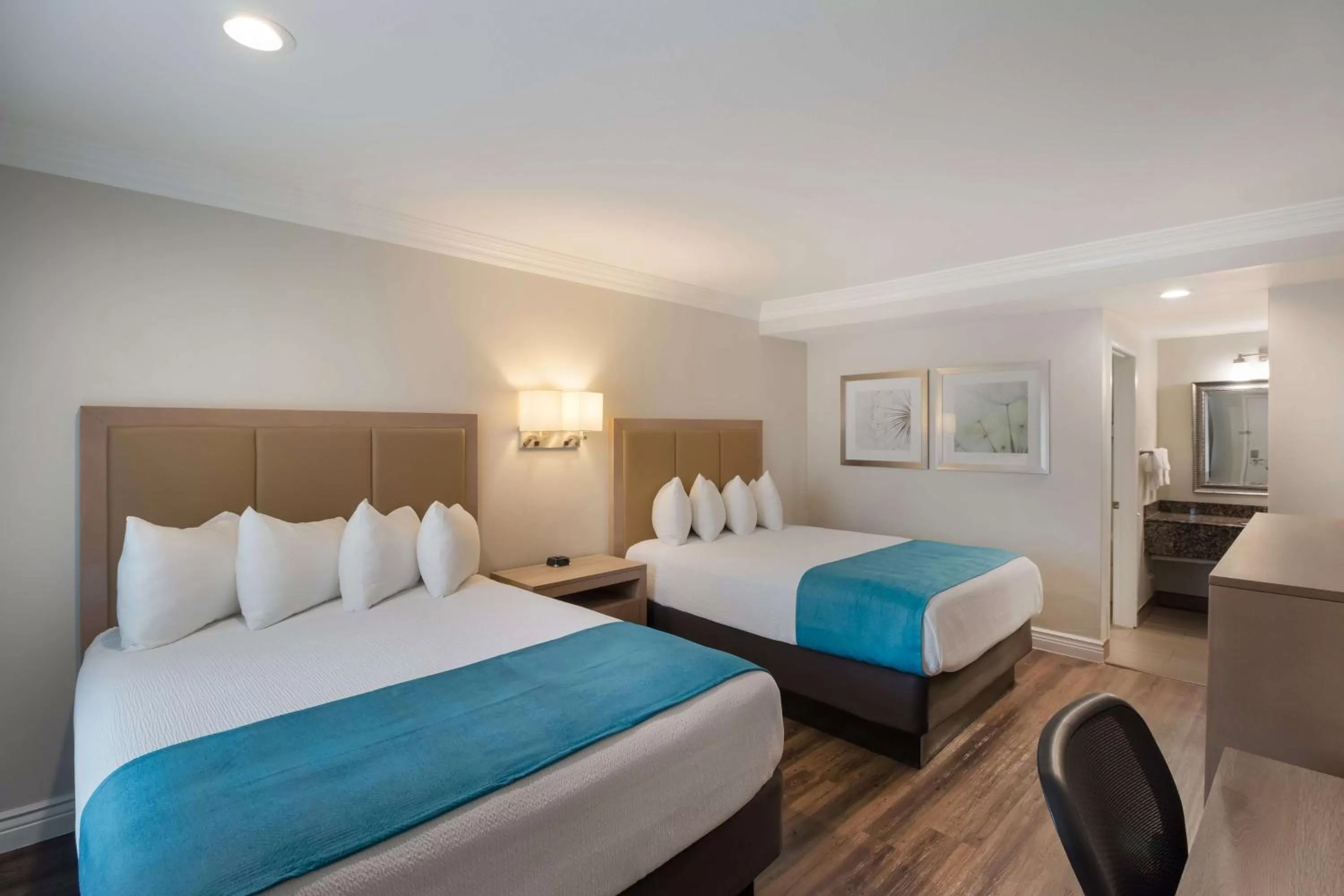 Queen Suite with Two Queen Beds in Best Western Woodland Hills