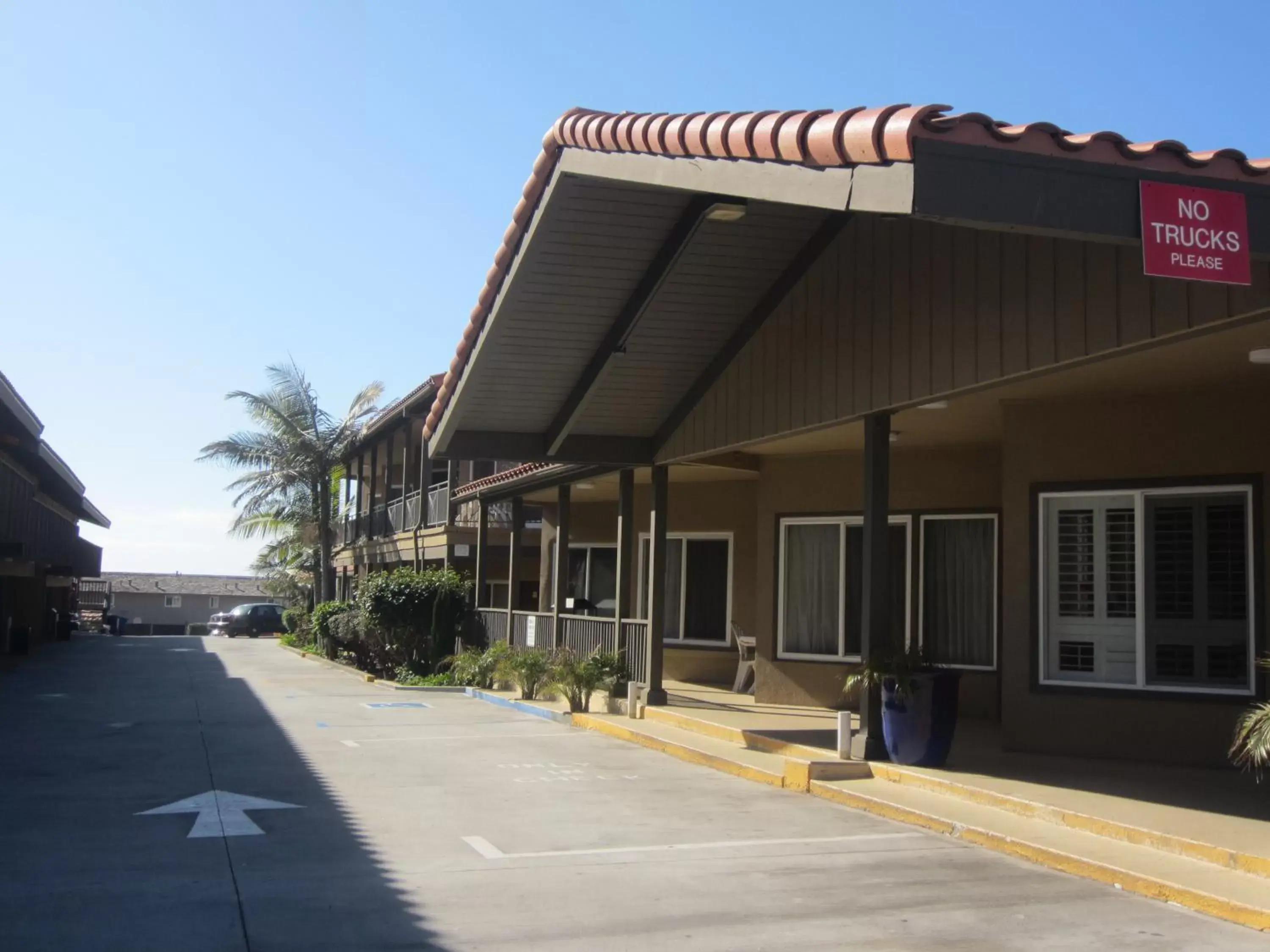 Facade/entrance, Property Building in Pacific Shores Inn