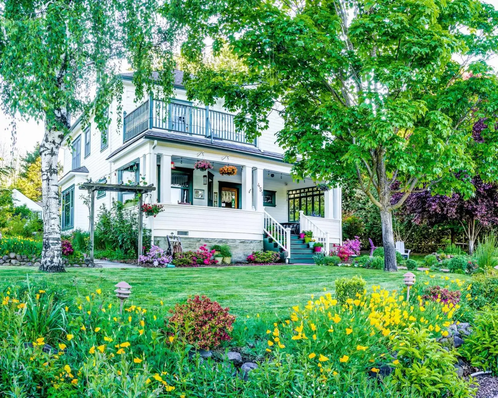 Garden, Property Building in Abigail's Bed and Breakfast Inn