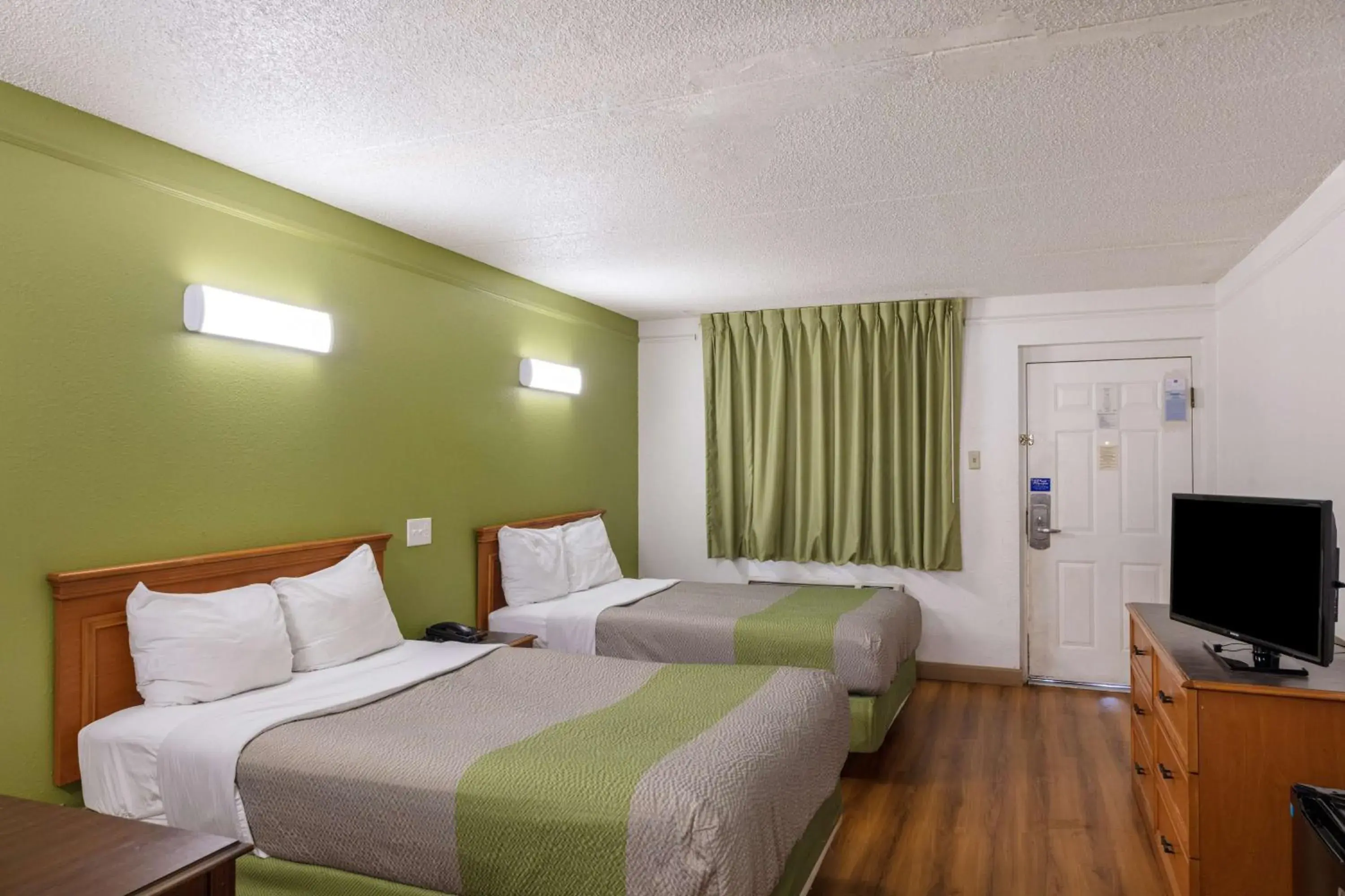 Photo of the whole room, Bed in Motel 6-Knoxville, TN