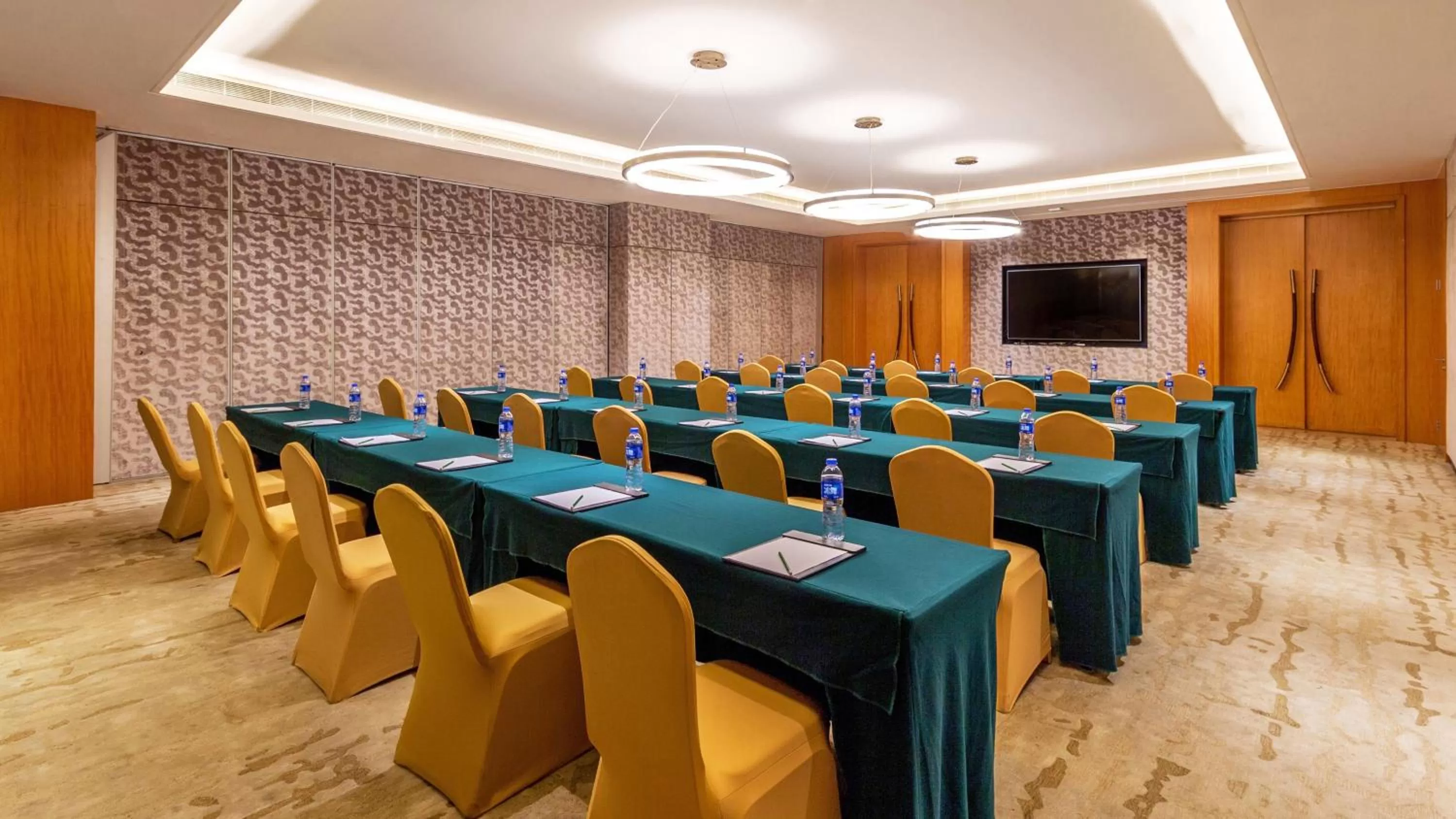 Meeting/conference room in Holiday Inn Nanjing Xuanwu Lake by IHG