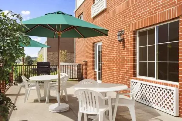 Patio/Outdoor Area in Country Inn & Suites by Radisson, Conway, AR