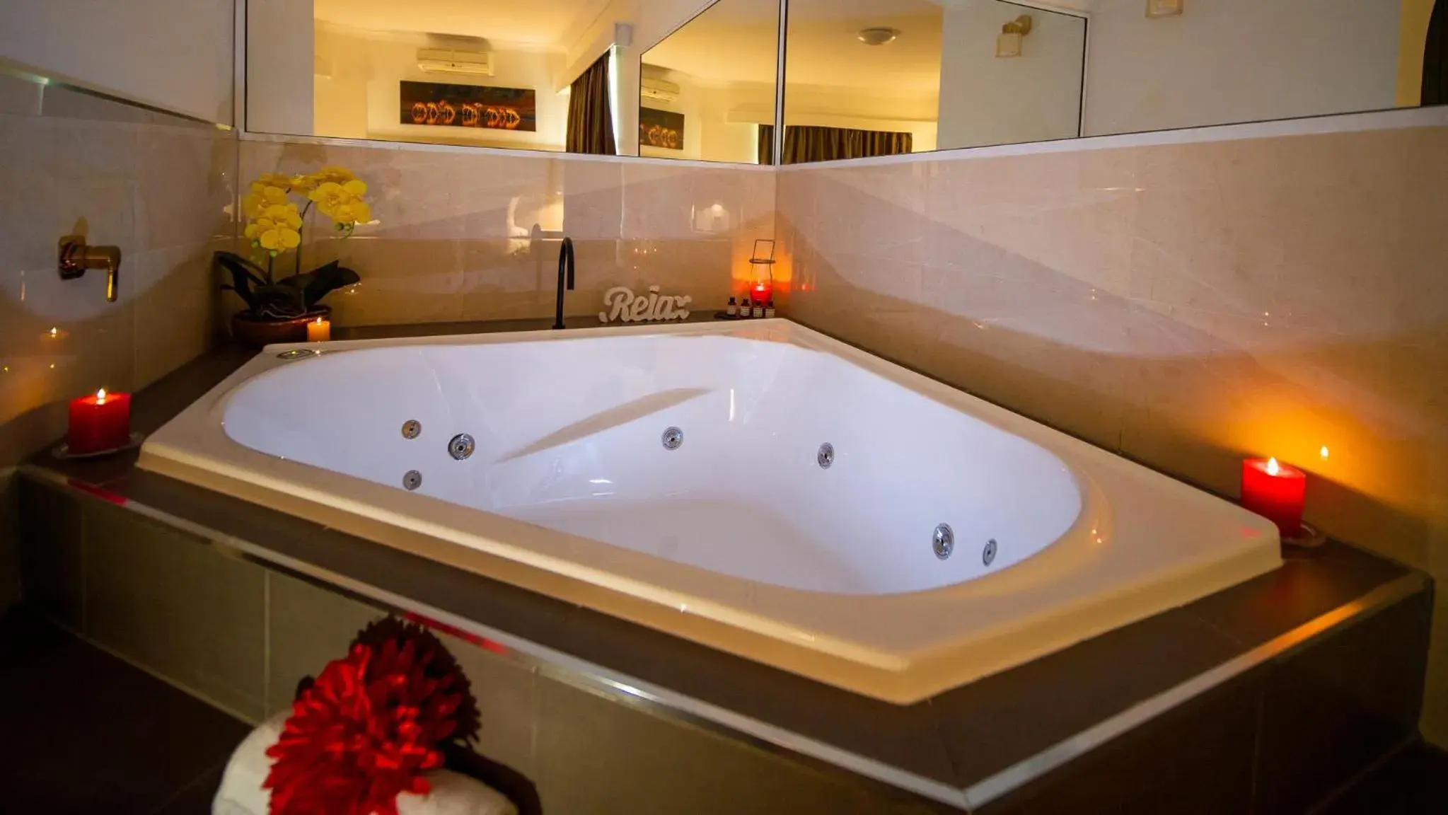 Hot Tub, Bathroom in Hamilton's Queanbeyan Motel