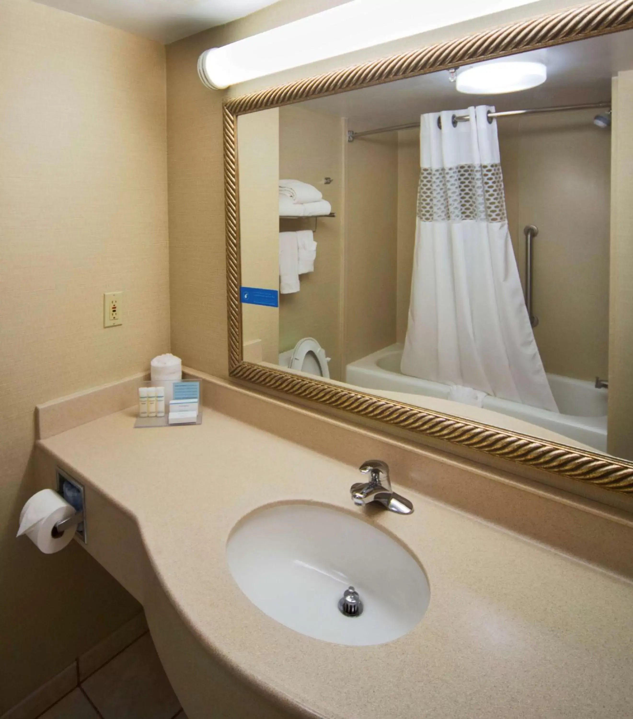 Bed, Bathroom in Hampton Inn & Suites Valdosta/Conference Center