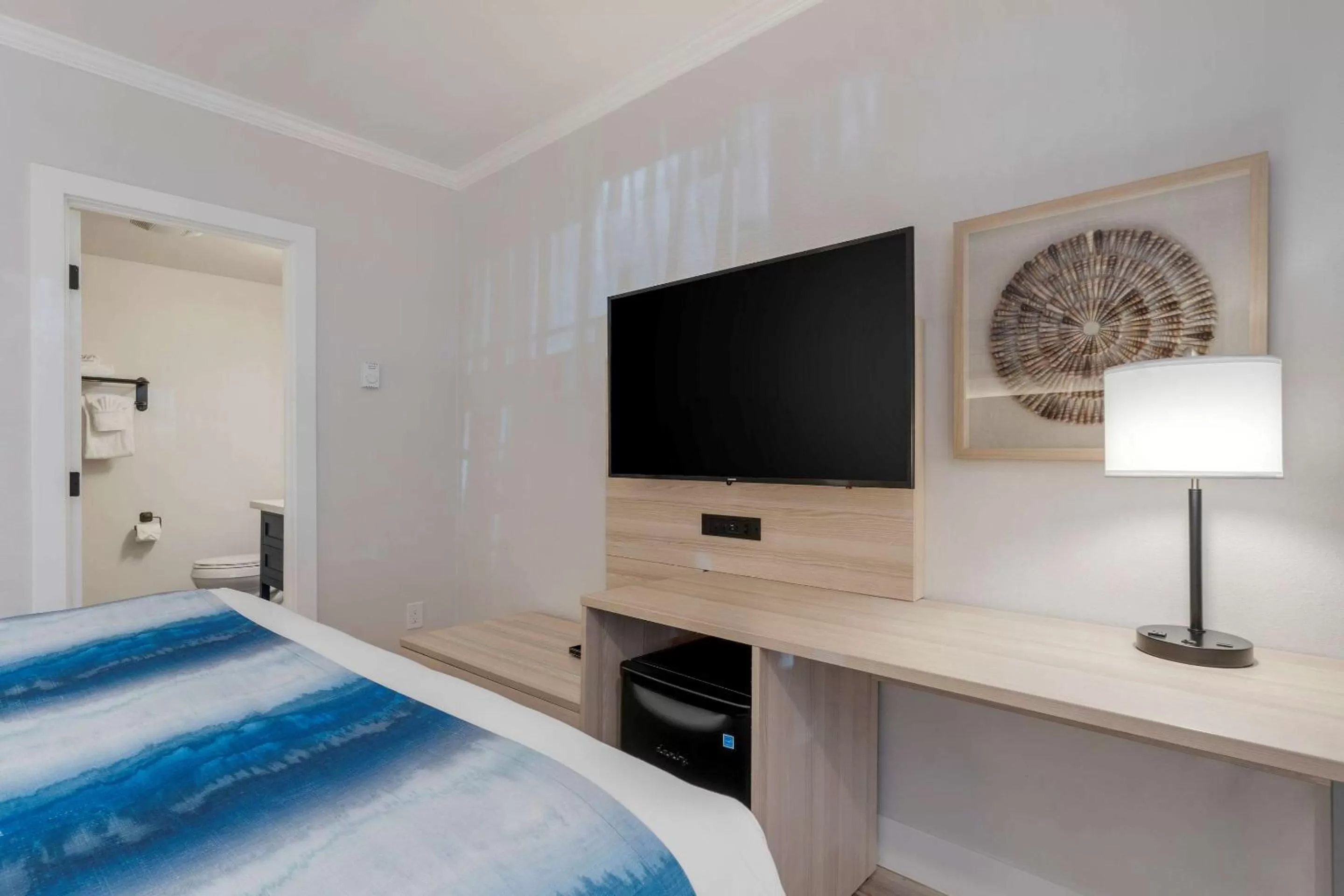 Bedroom, Bed in Comfort Inn Carmel By the Sea