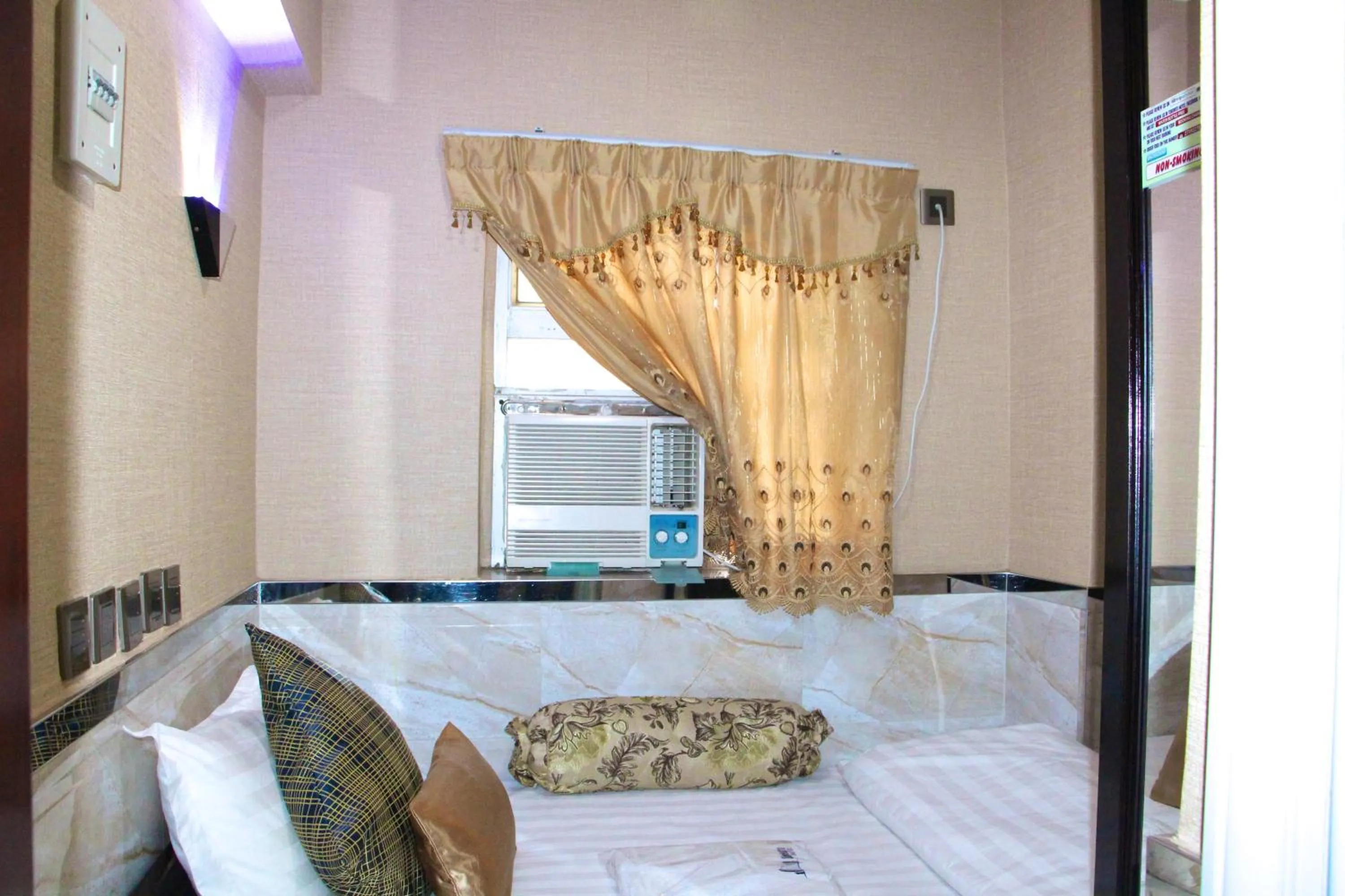 Bed in Temple Street Hotel