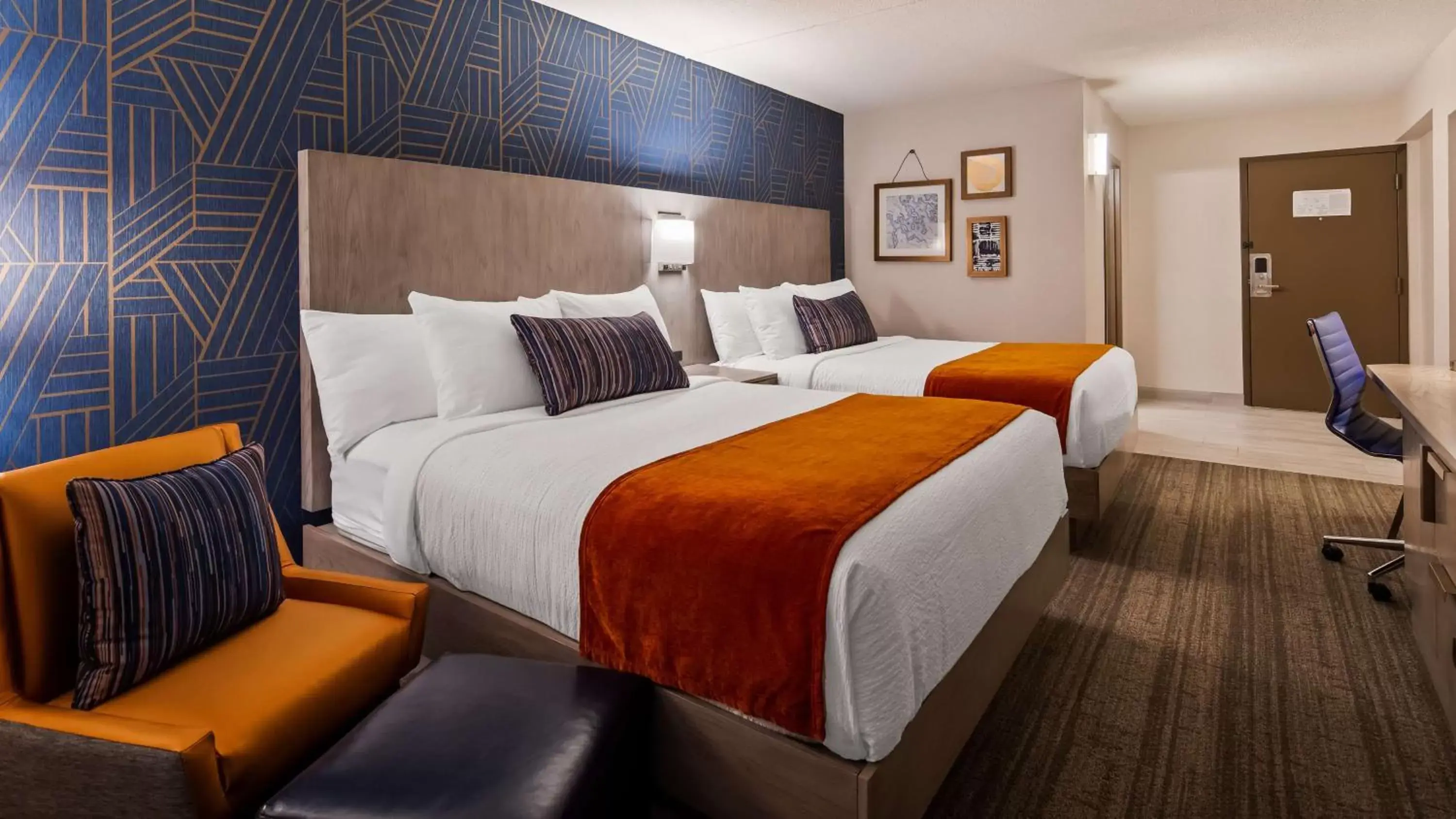 Photo of the whole room, Bed in Best Western Plus Landmark Inn
