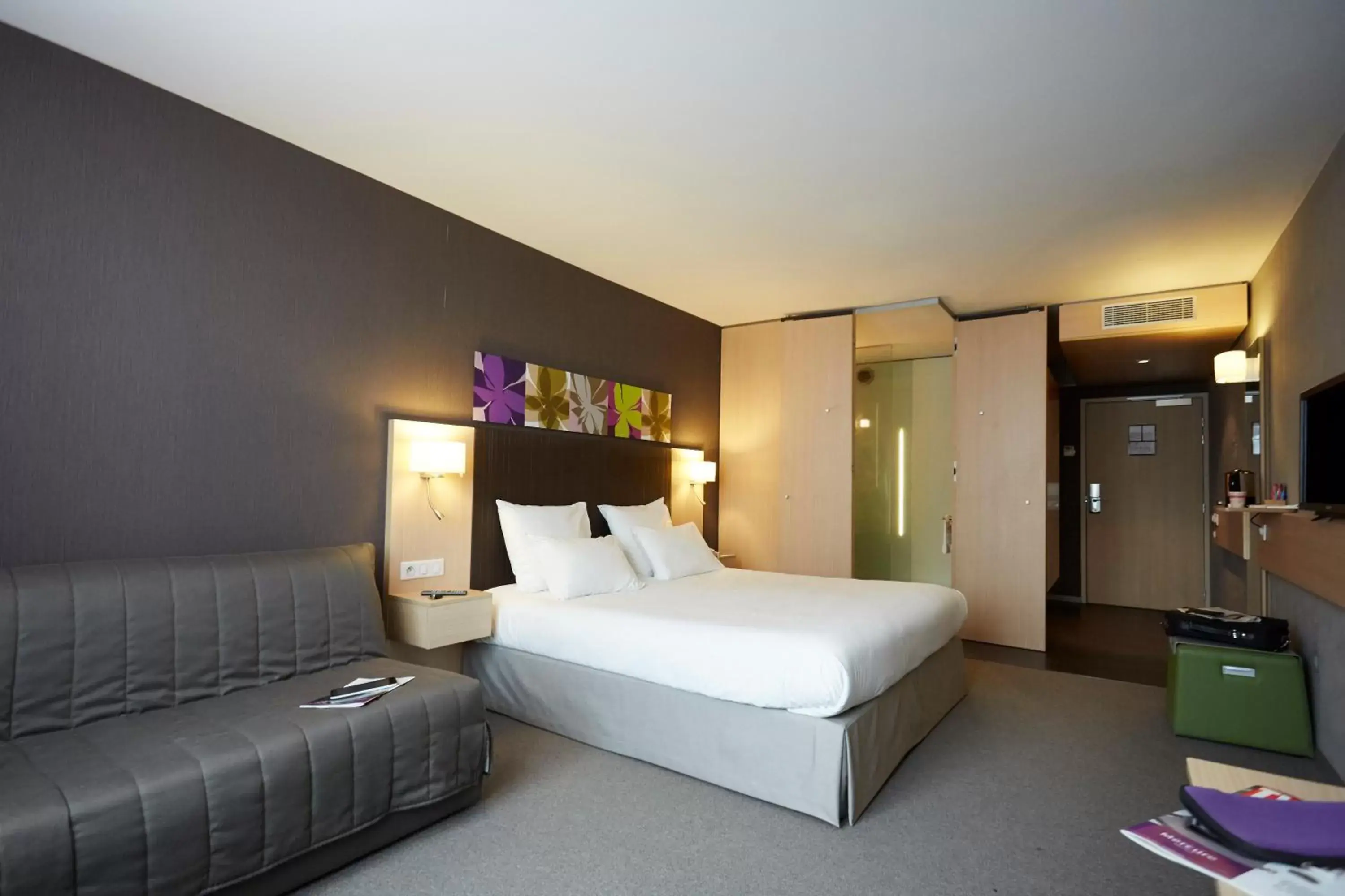 Bedroom in Mercure Valenciennes Centre