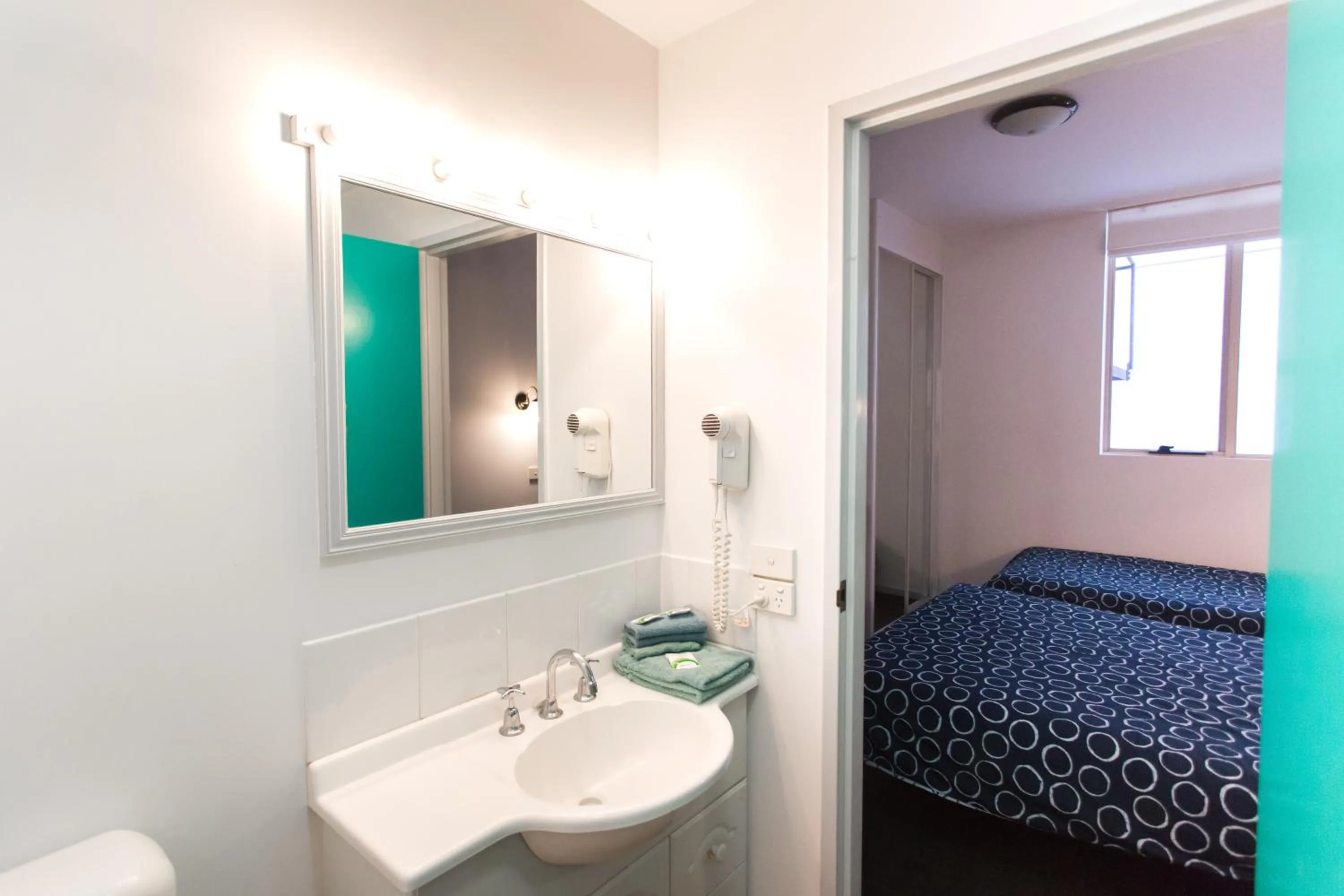 Bathroom, Bed in YHA Hobart Central