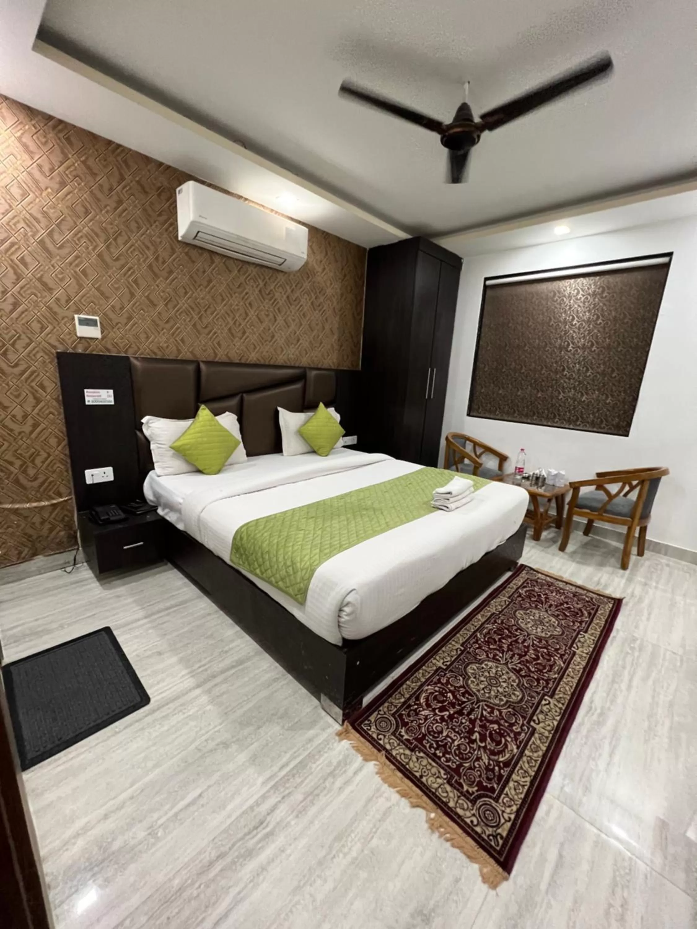 Bed in Hotel Royal Inn igi