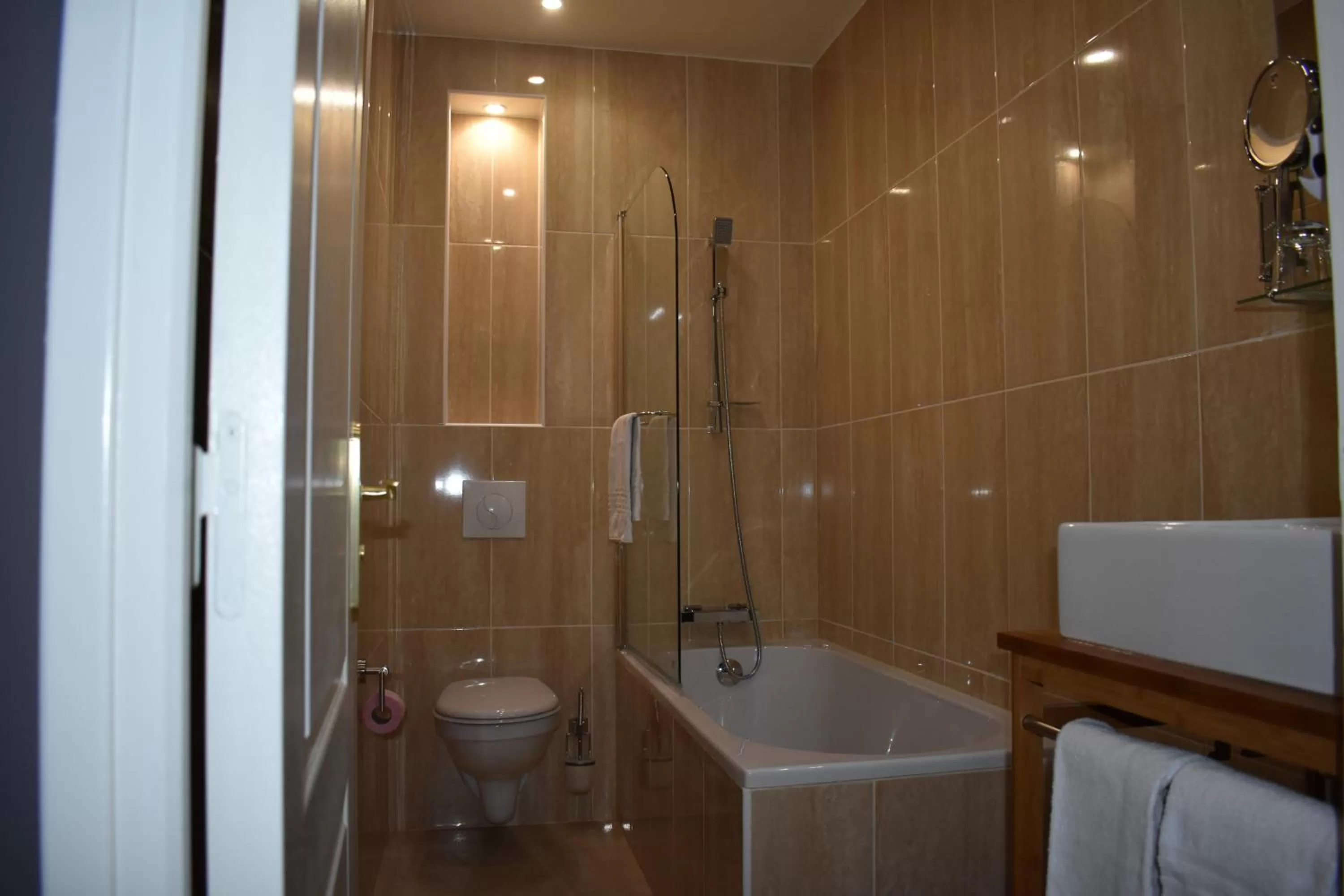 Toilet in Hôtel Churchill Bordeaux Centre