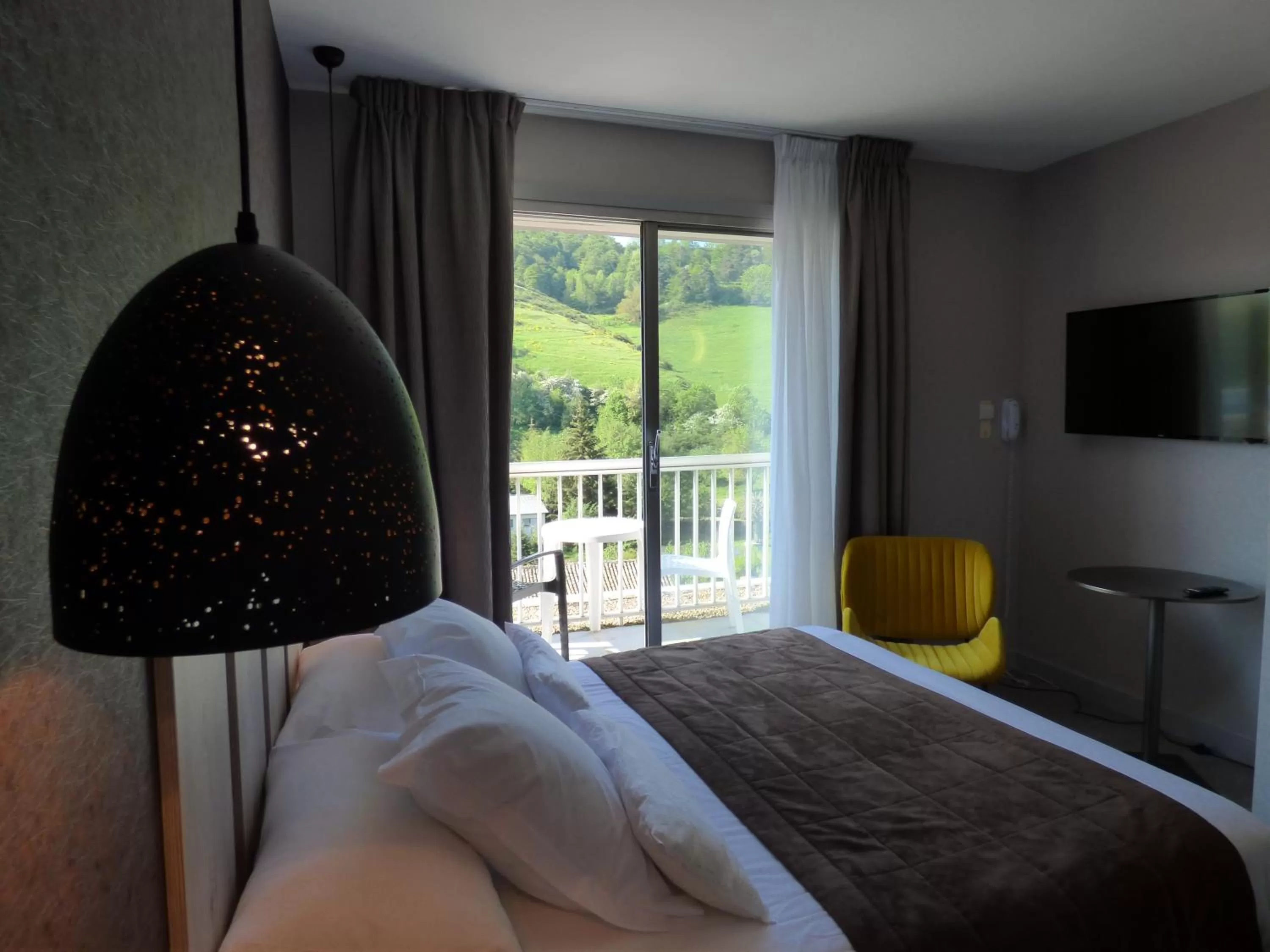 Bed in Cit'Hotel L'Etape