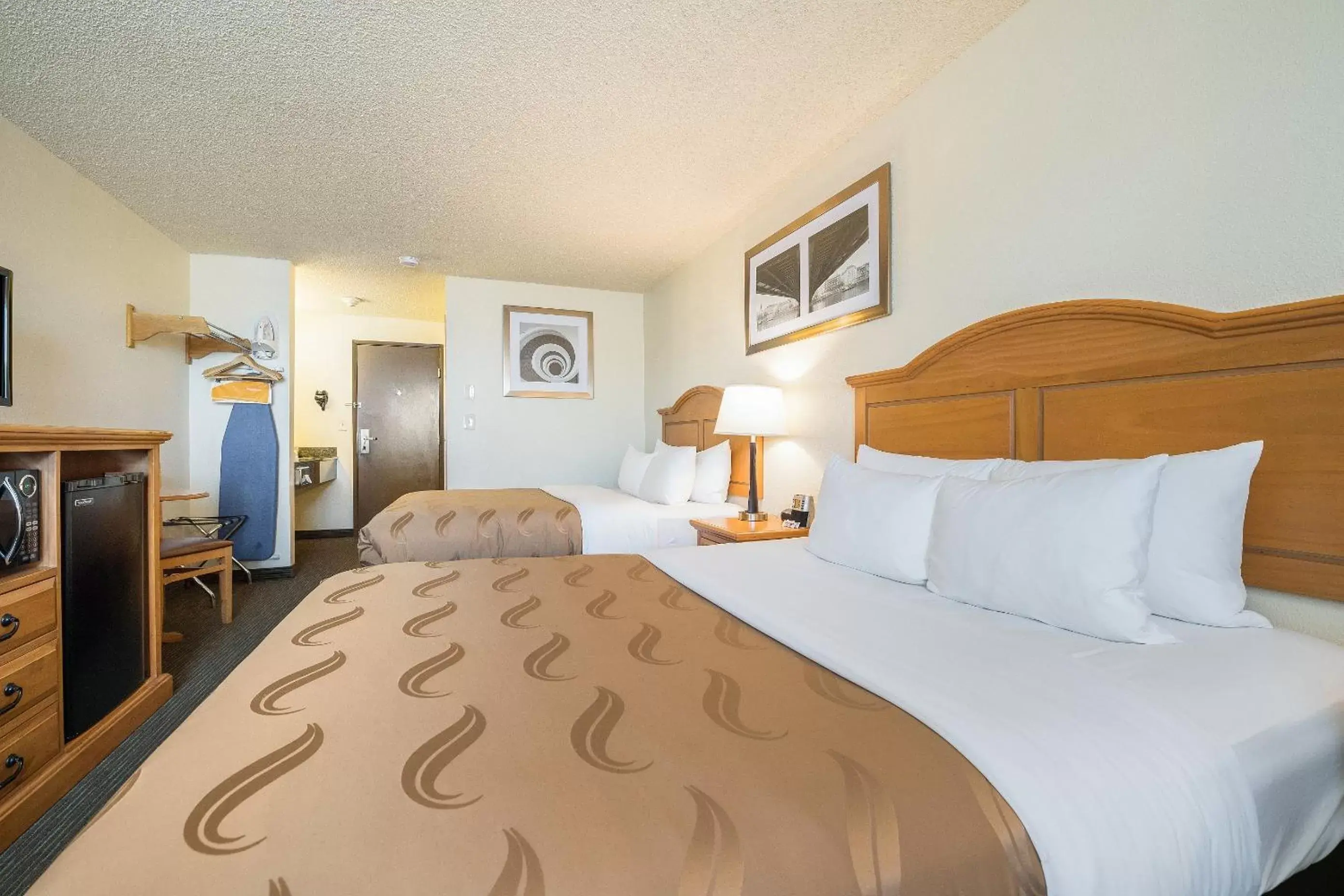 Bed in Quality Inn & Suites Silverdale Bangor-Keyport