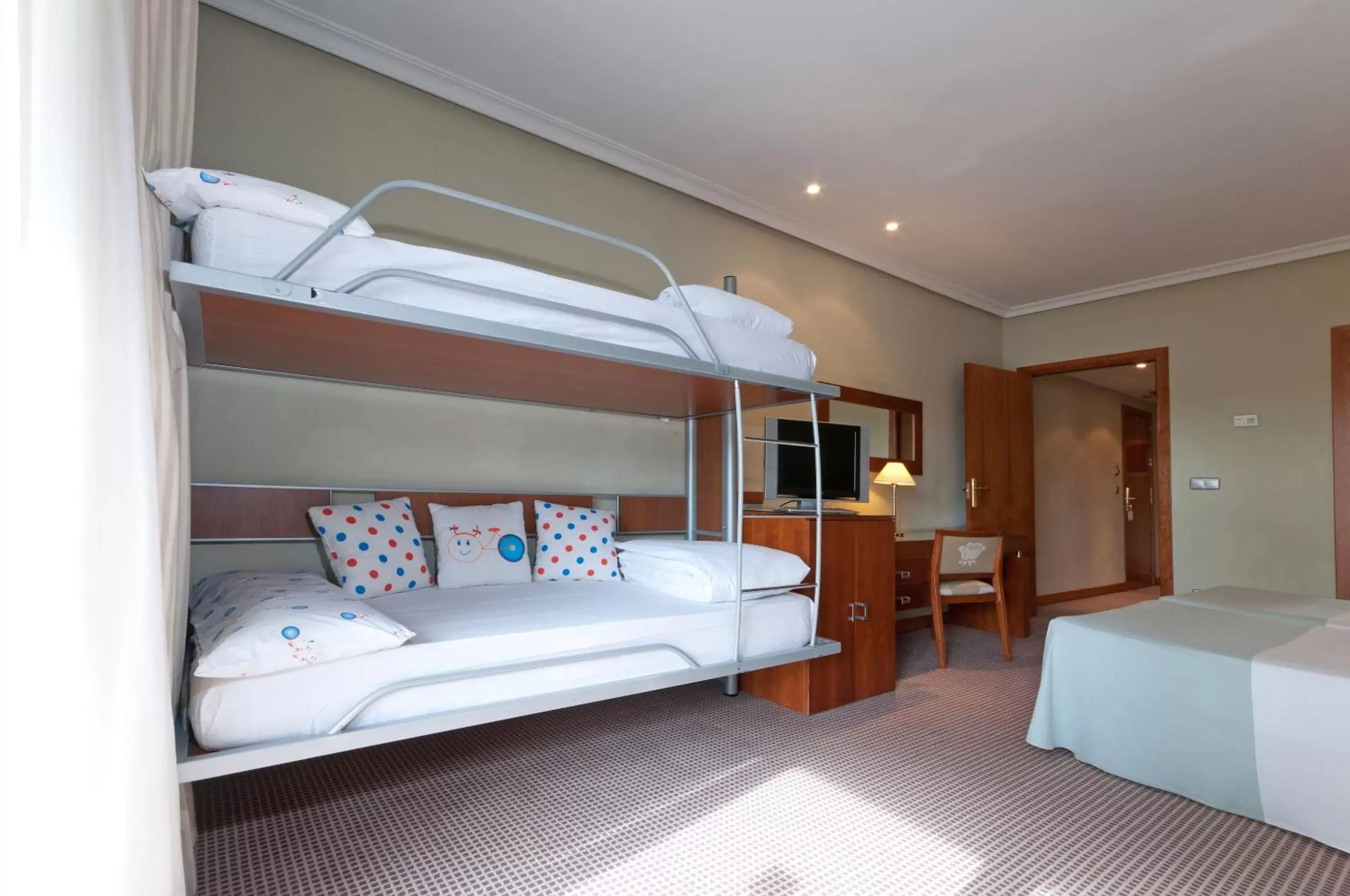 Photo of the whole room, Bunk Bed in Hotel Madrid Alameda Aeropuerto, Affiliated by Meliá