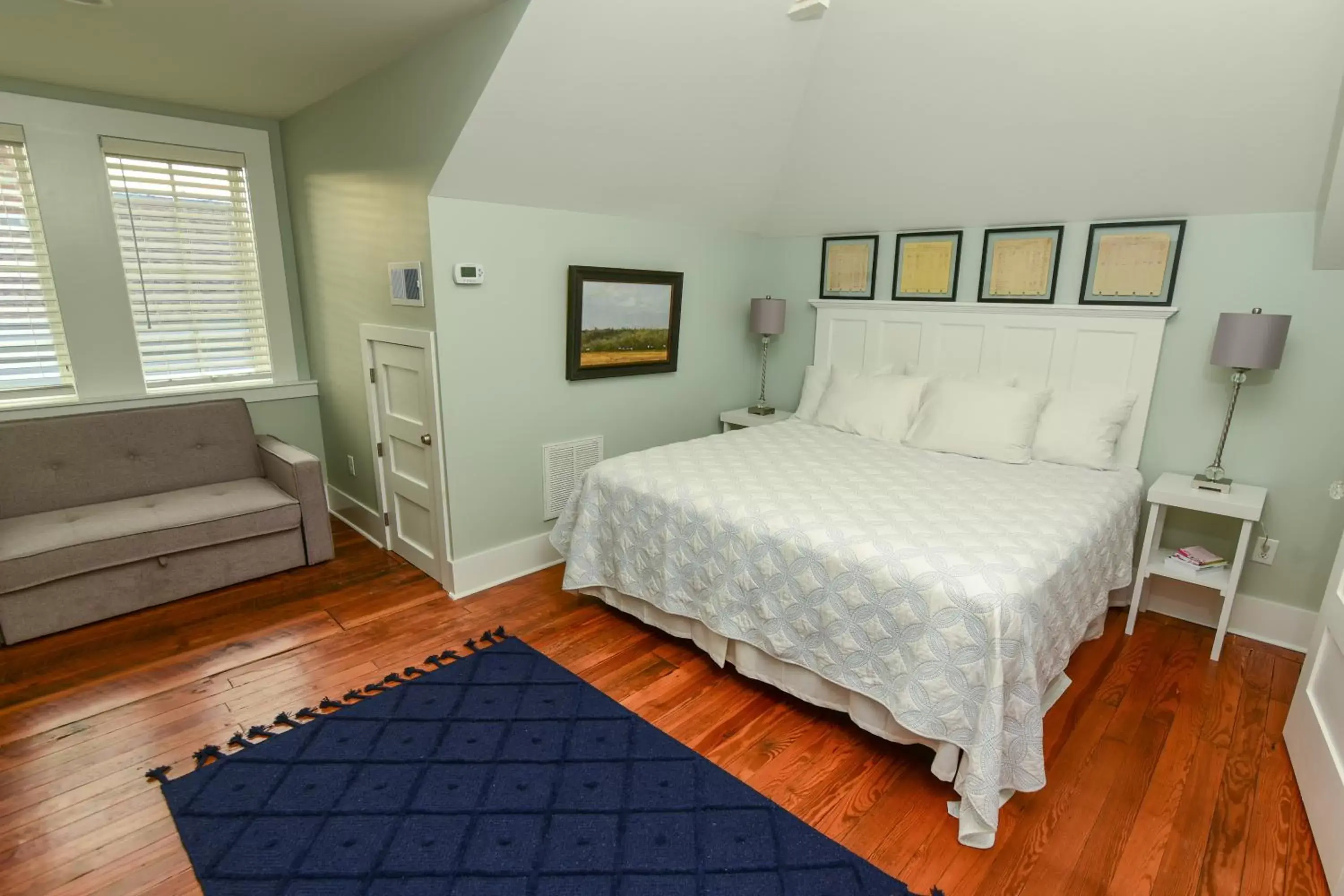 Bed in 607 Bay Luxurious Guest Rooms