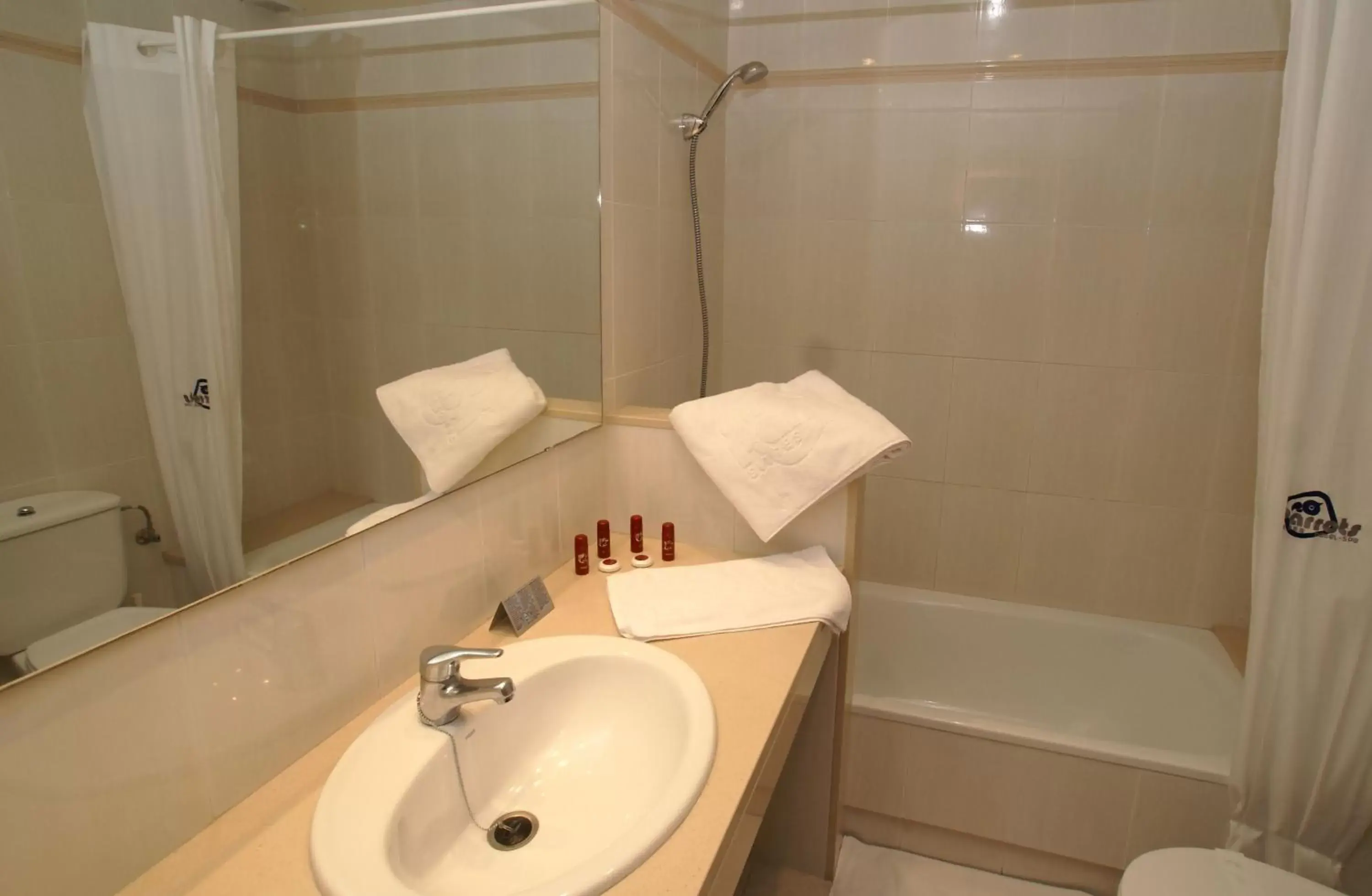 Shower, Bathroom in Parrots Sitges Hotel
