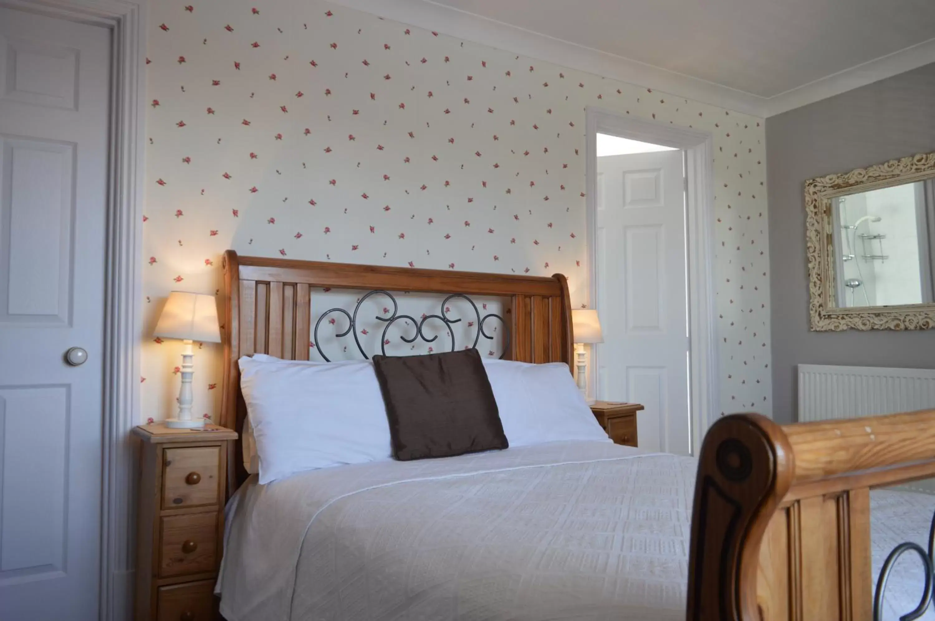 Bedroom, Bed in The Ilchester Arms Hotel, Ilchester Somerset