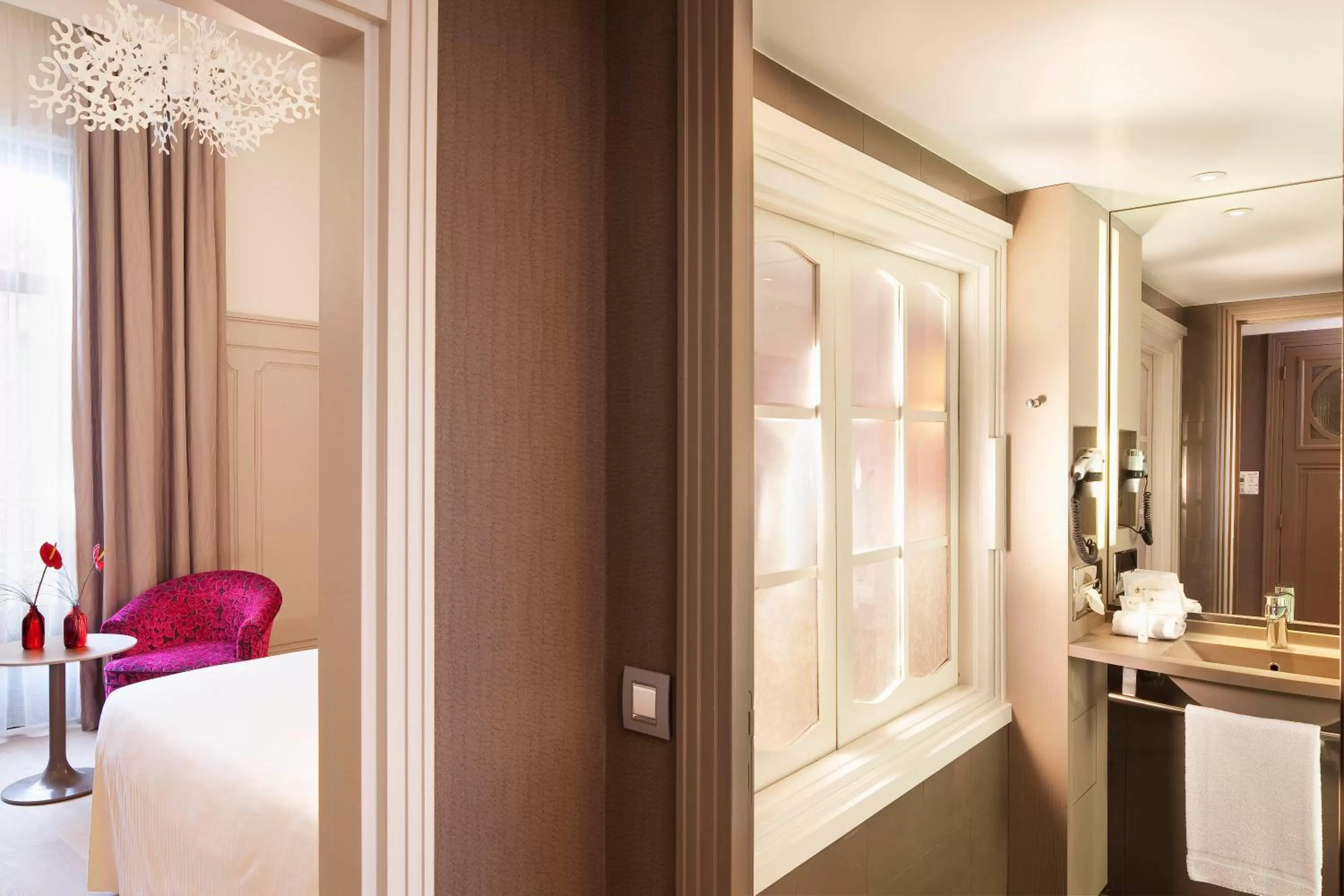 Bathroom in Hôtel & SPA Oceania L'Univers Tours