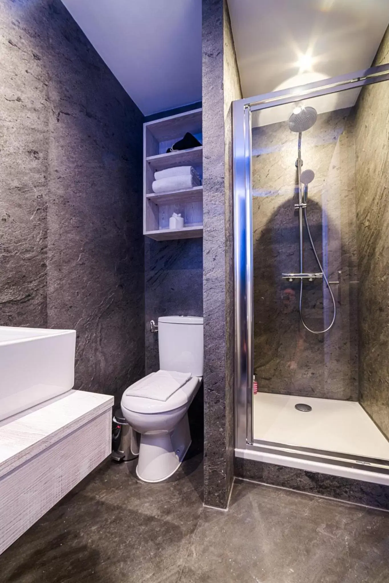 Shower, Bathroom in BDX Hôtel - Gare Saint-Jean