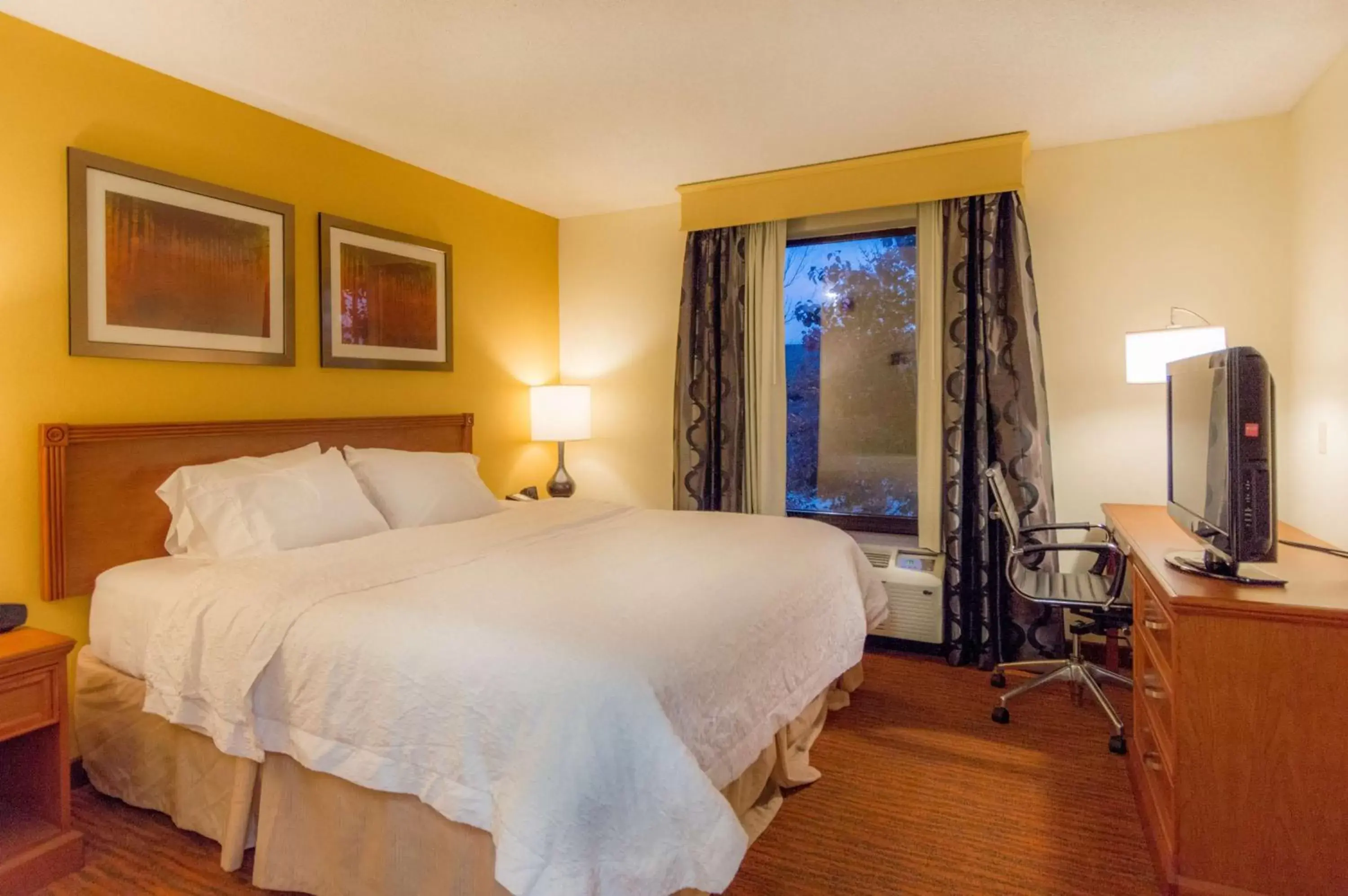 Bedroom, Bed in Hampton Inn & Suites St. Louis-Chesterfield