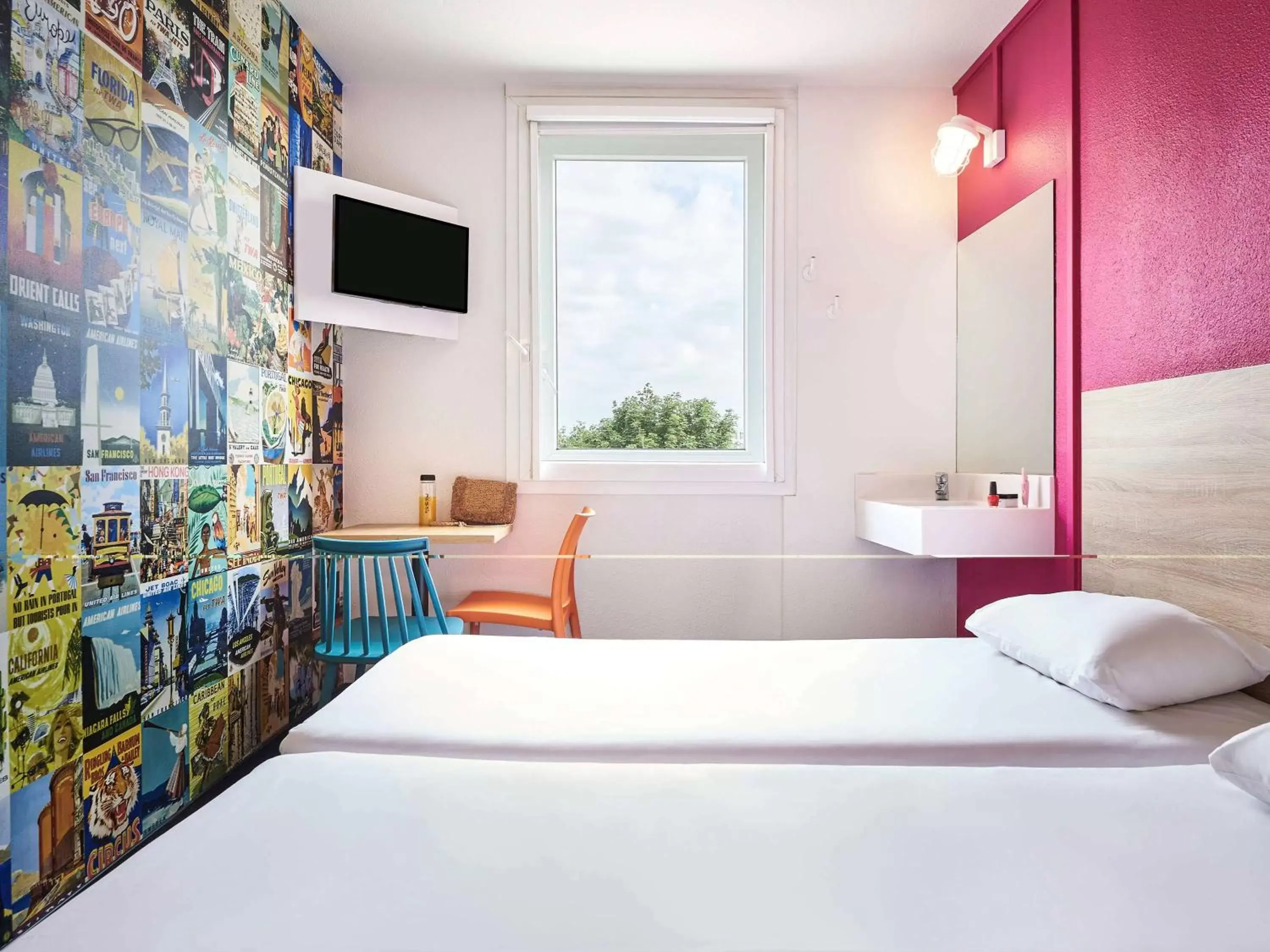 Photo of the whole room, Bed in hotelF1 Roissy CDG Pn2