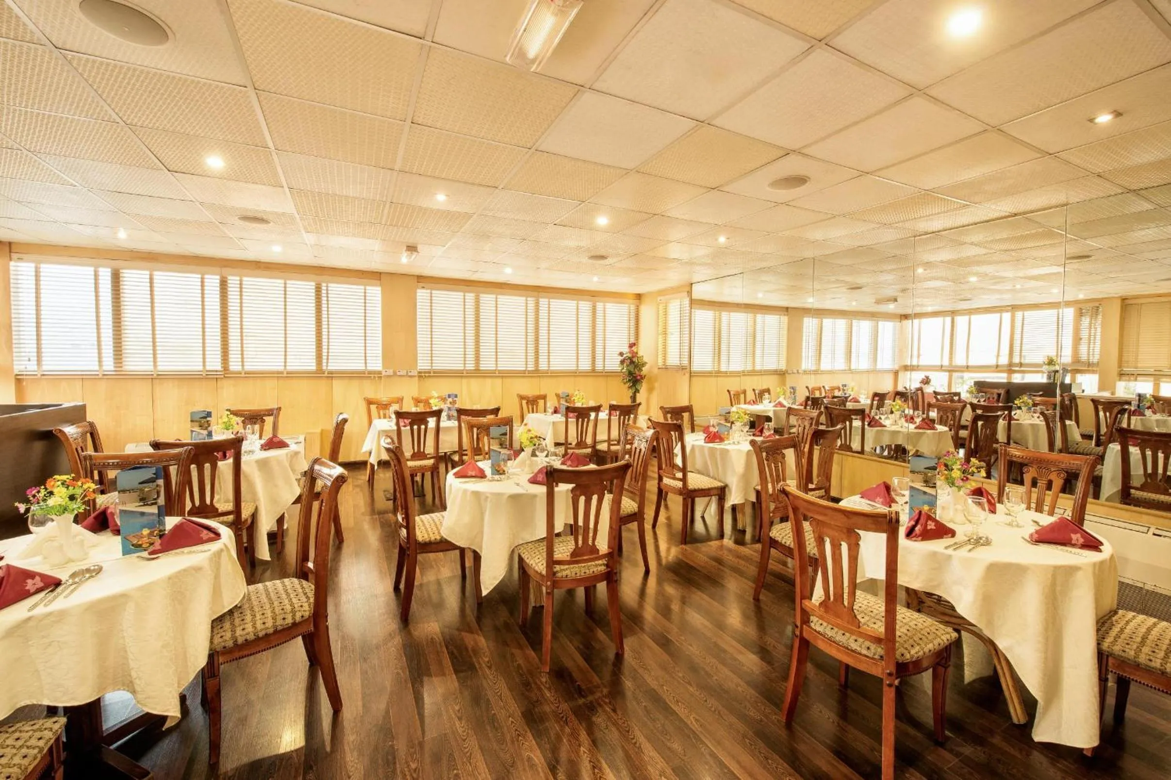 Restaurant/places to eat in Grand Central Hotel