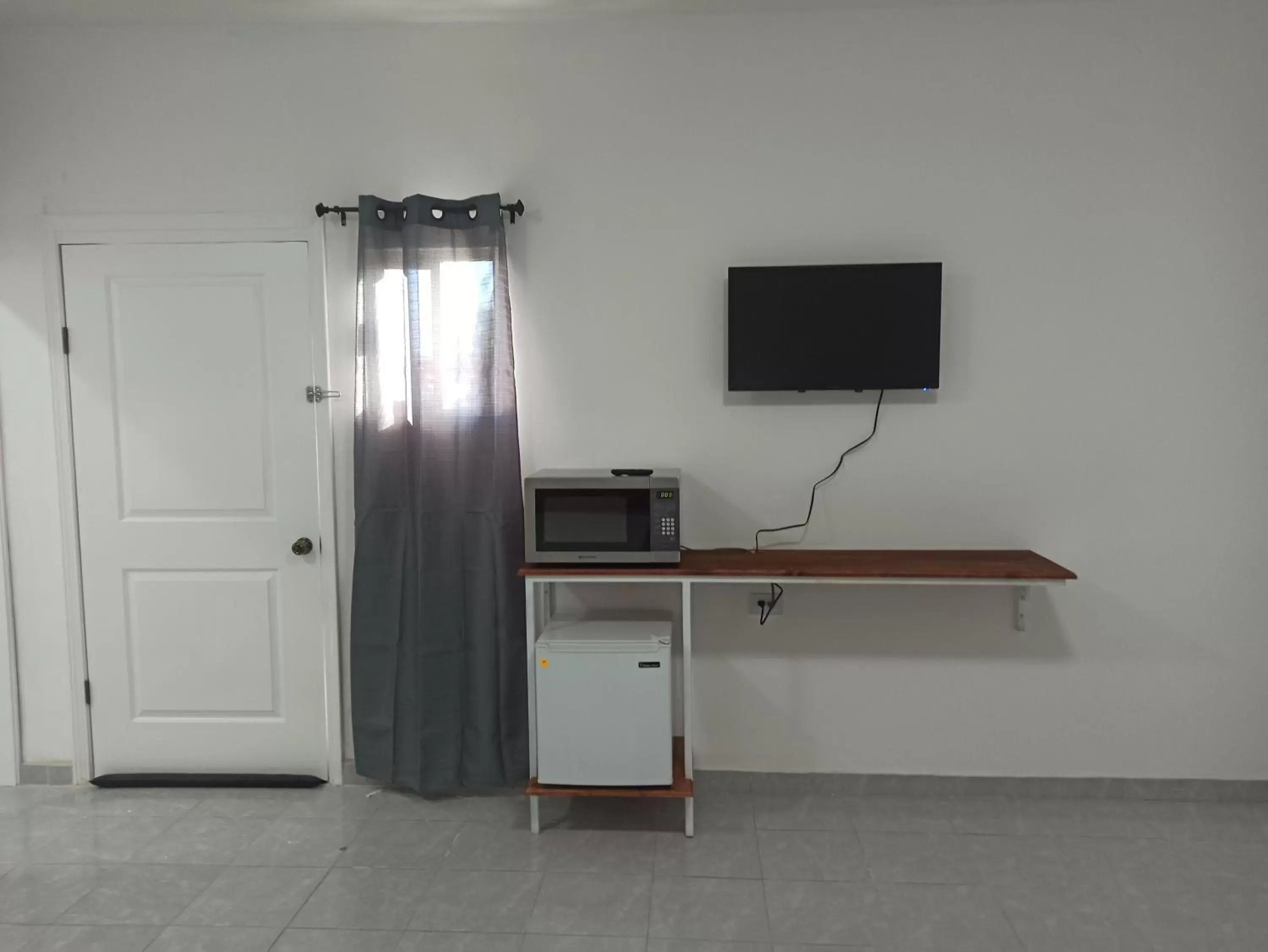 TV and multimedia, TV/Entertainment Center in your bedroom