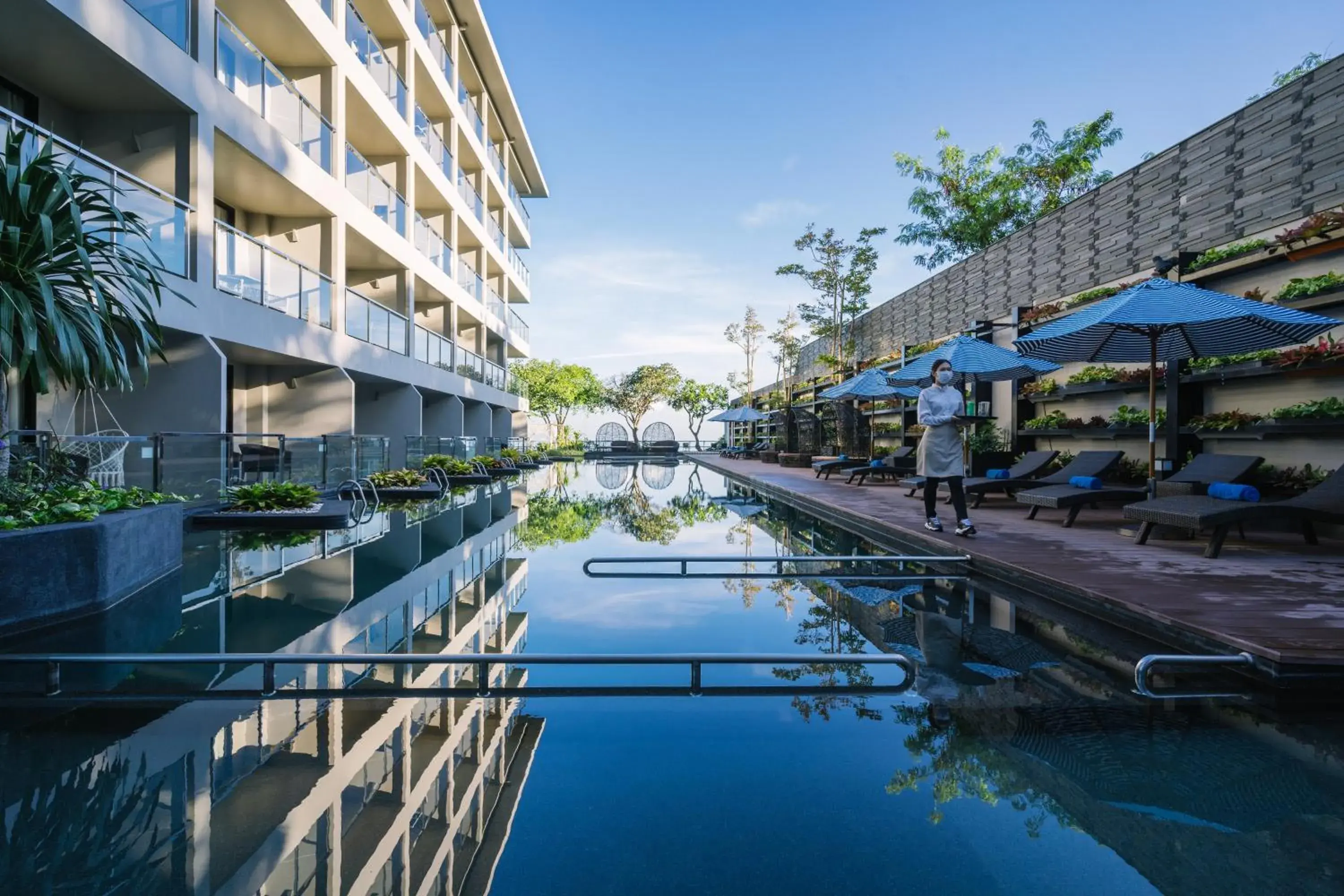 Area and facilities, Swimming Pool in Golden Tulip Pattaya Beach Resort