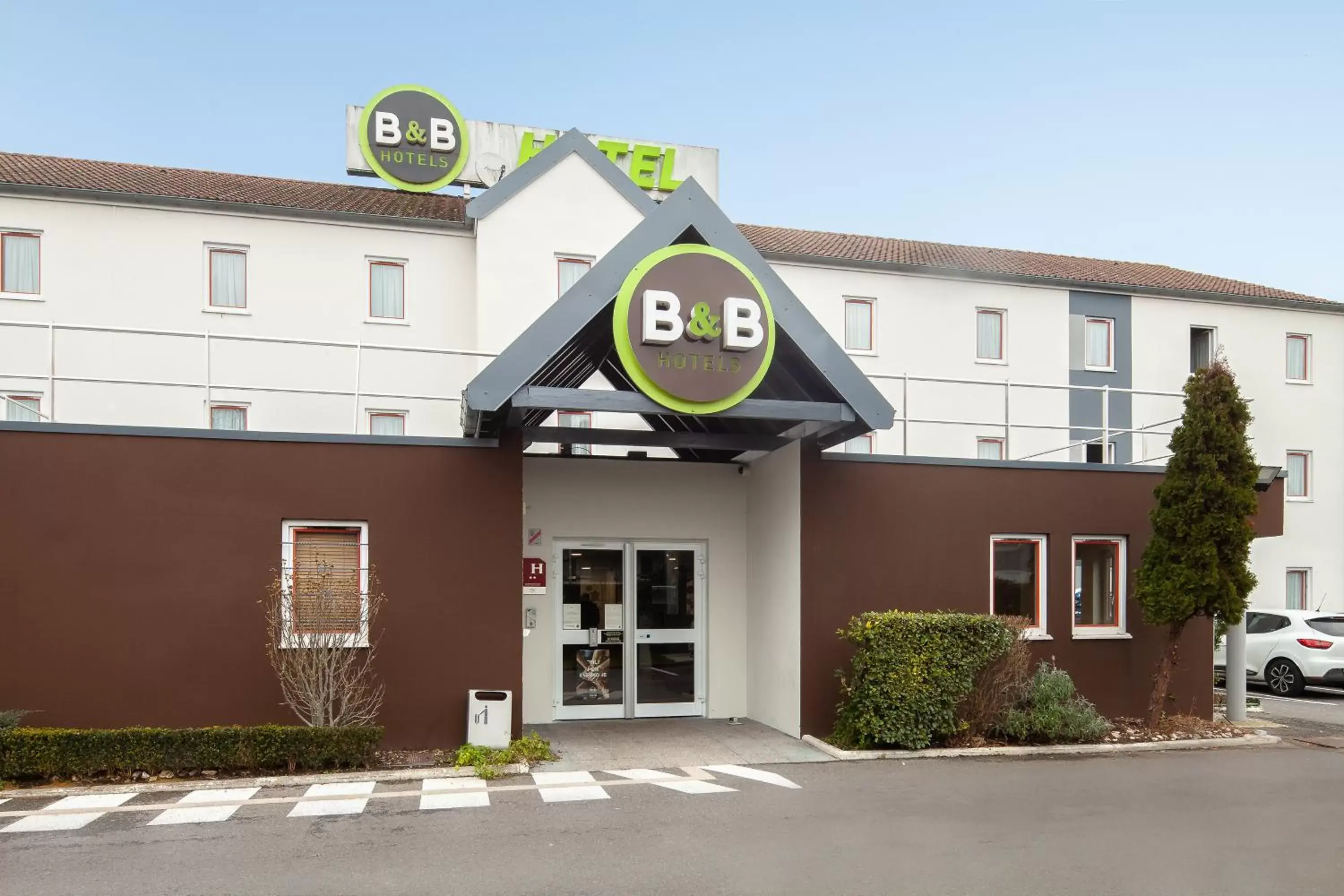 Facade/entrance, Property Building in B&B HOTEL Saint-Michel sur Orge