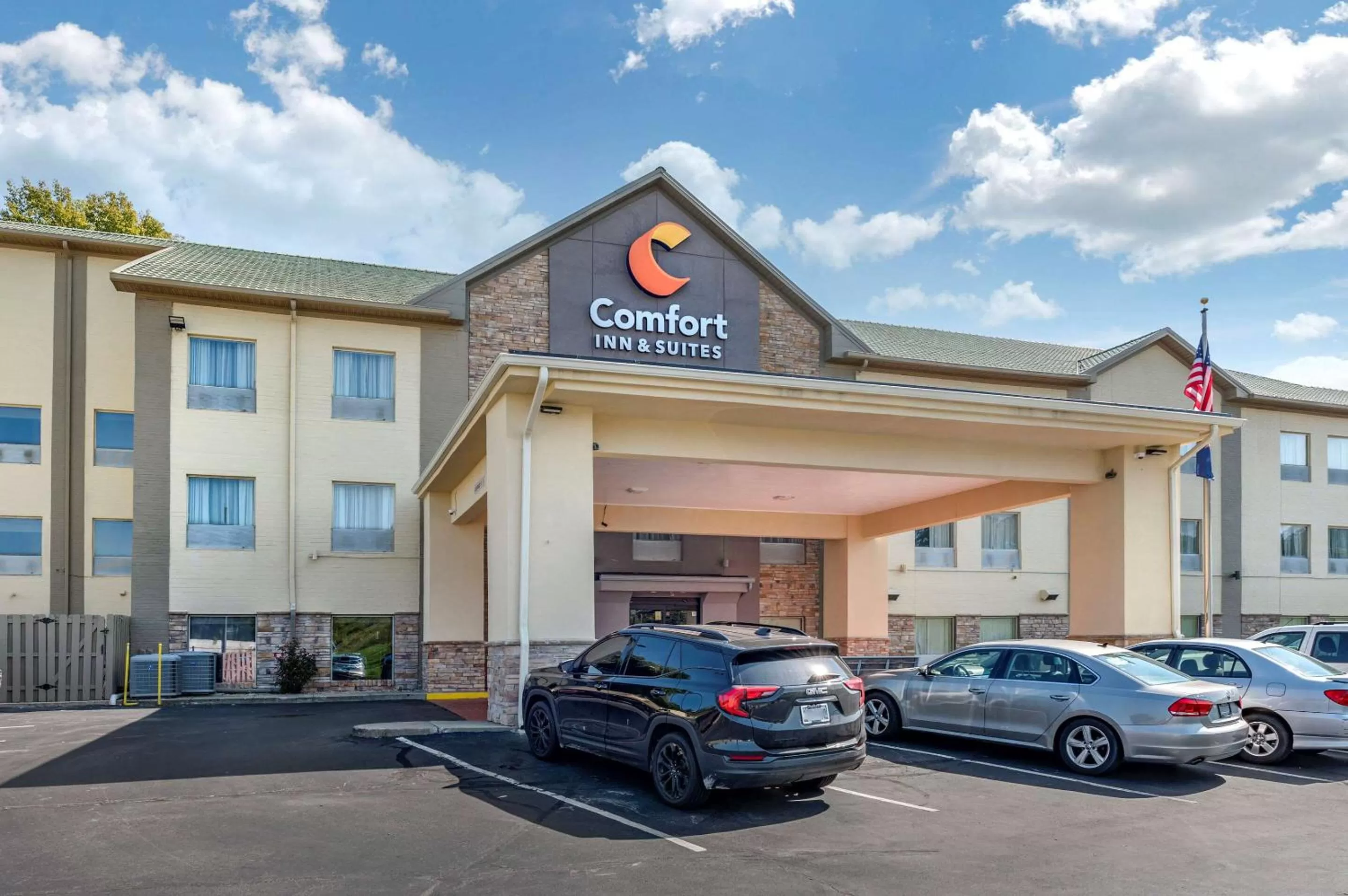 Property building in Comfort Inn & Suites Cincinnati Uptown Clifton