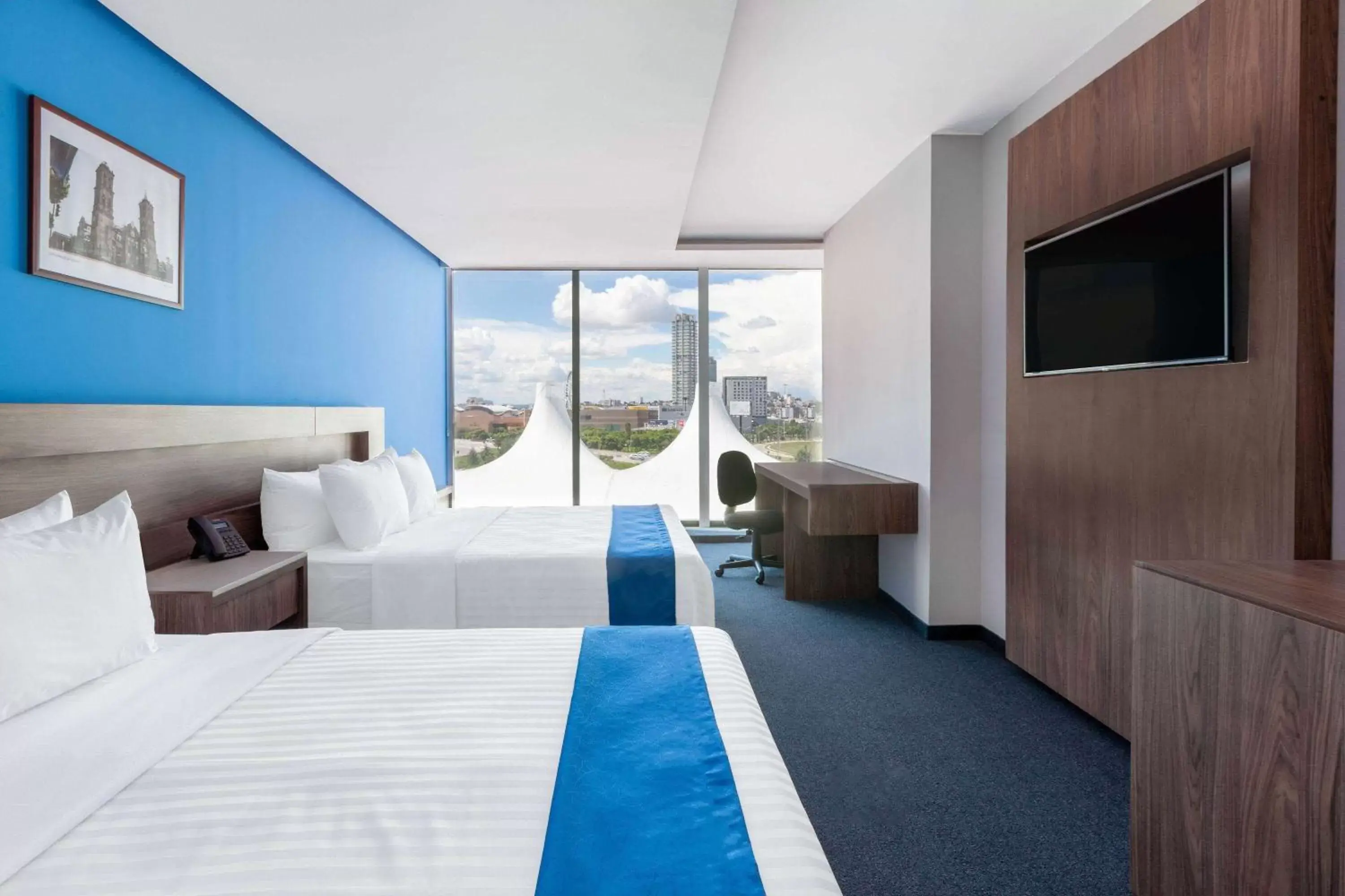 Photo of the whole room, Bed in Wyndham Puebla Angelopolis