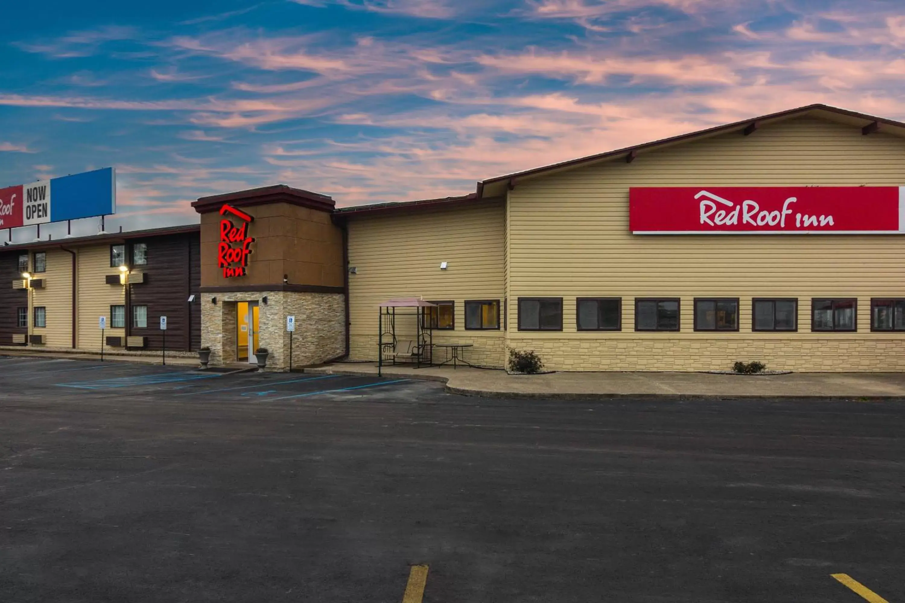 Property Building in Red Roof Inn Perrysburg