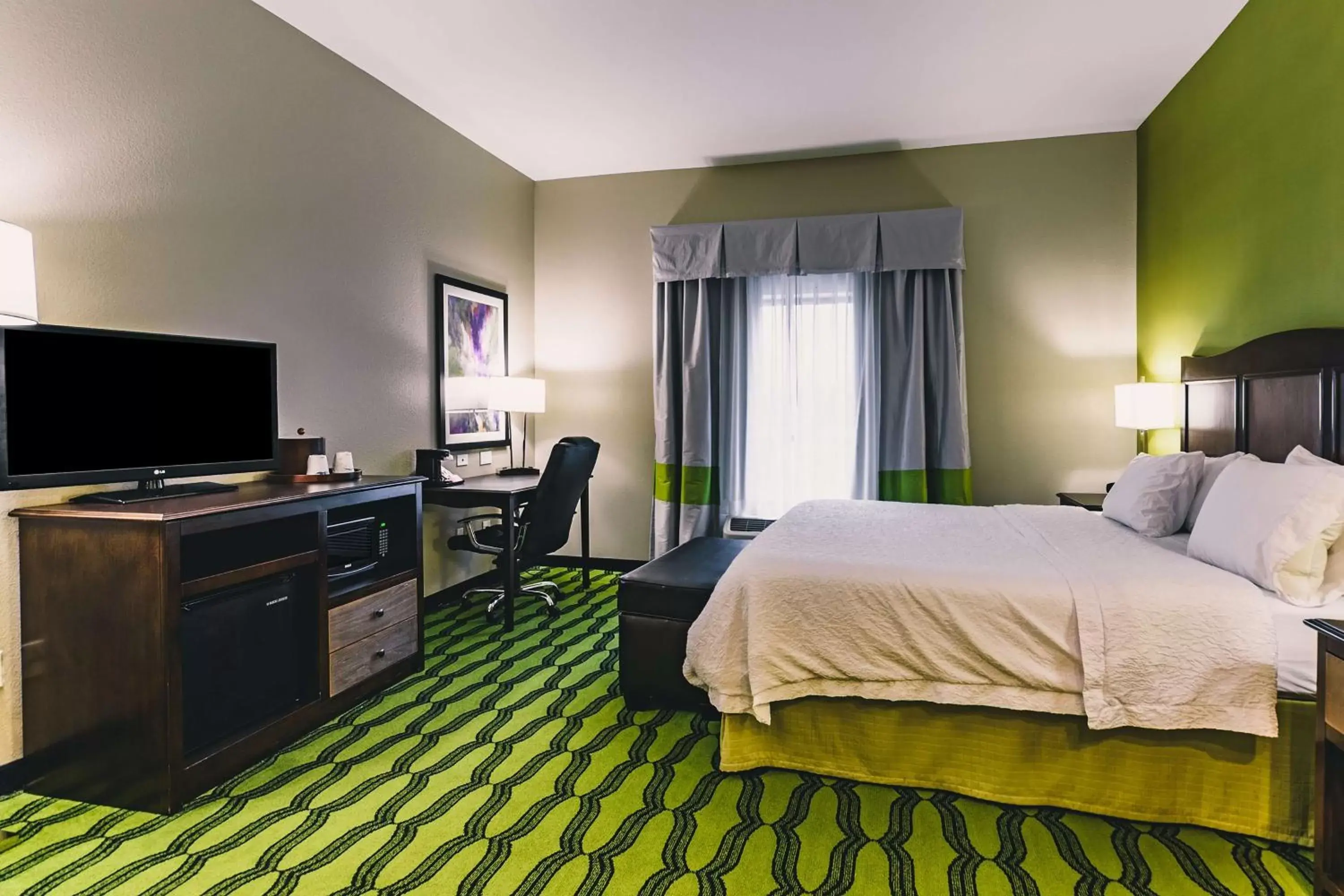 Bed, TV/Entertainment Center in Hampton Inn Niagara Falls/ Blvd